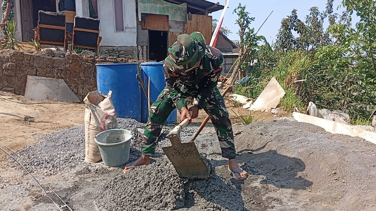 Kolaborasi Anggota Satgas TMMD ke-130: Menghadirkan Harapan Baru bagi Bapak Nanang