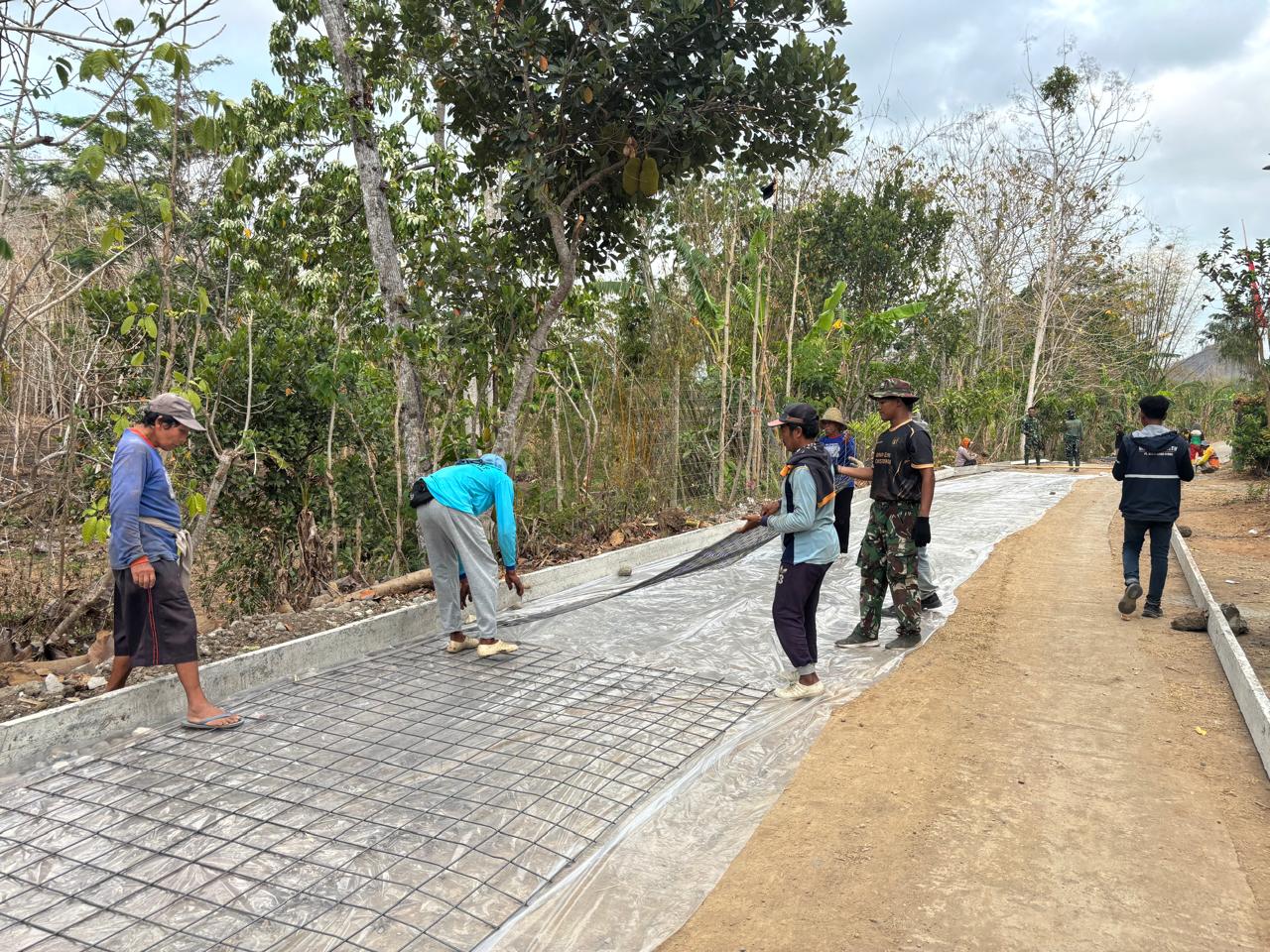 Satgas TMMD ke-130 Kodim Tulungagung Pasang Besi Wiremesh untuk Lanjutan Pengecoran Jalan