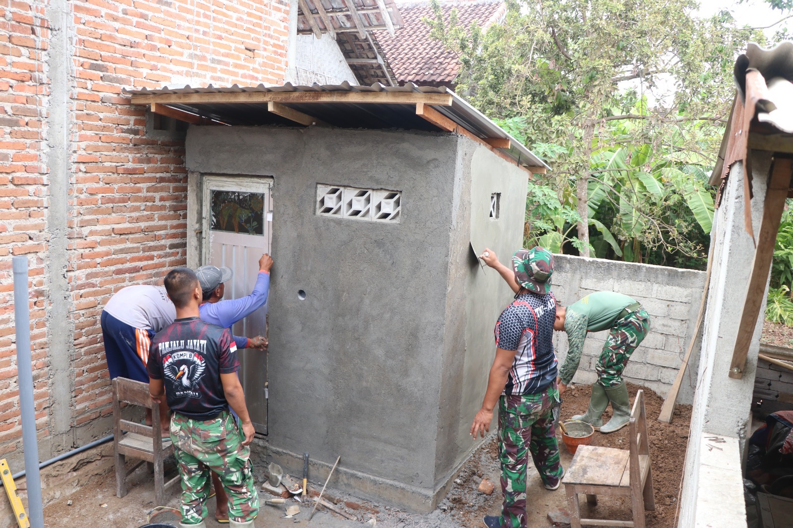 Pembangunan MCK Bapak Sutrisno, Satgas TMMD Perkuat Sanitasi Desa Pojok