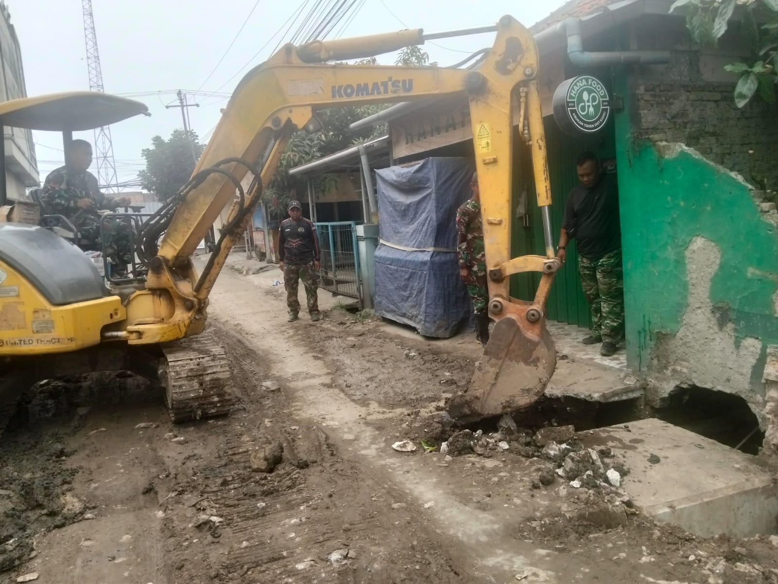 Satgas TMMD ke-130 Kodim 0510/Tigaraksa Kebut Pengurukan Gorong-Gorong di Desa Sumur Bandung