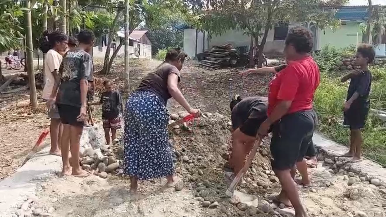 Mama Papua Beraksi di Yamboi: Semangat Gotong Royong Pembangunan Jalan TMMD