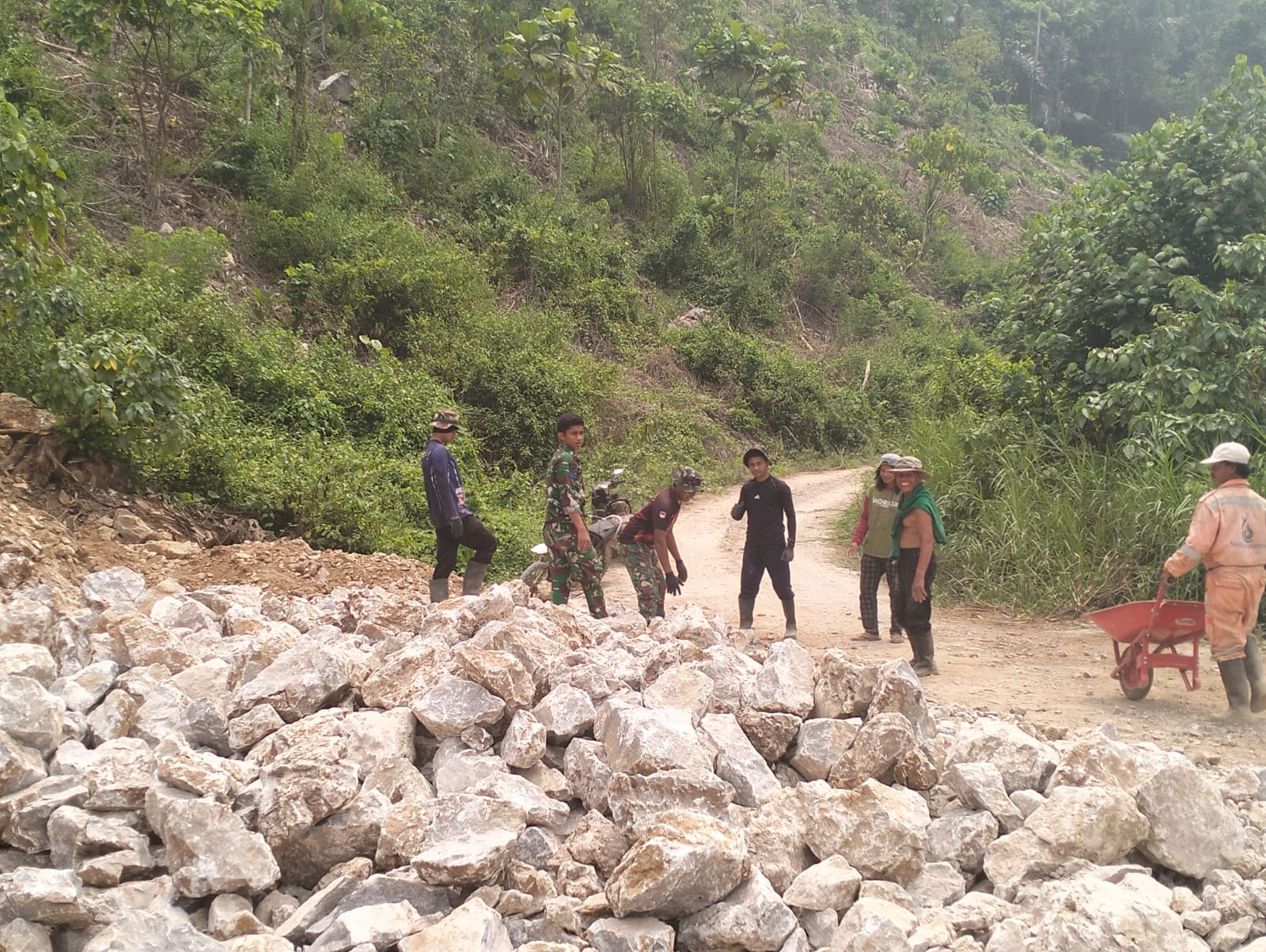 Warga Parumpanai dan Satgas TMMD Bersinergi Bangun Talud Penahan Tanah