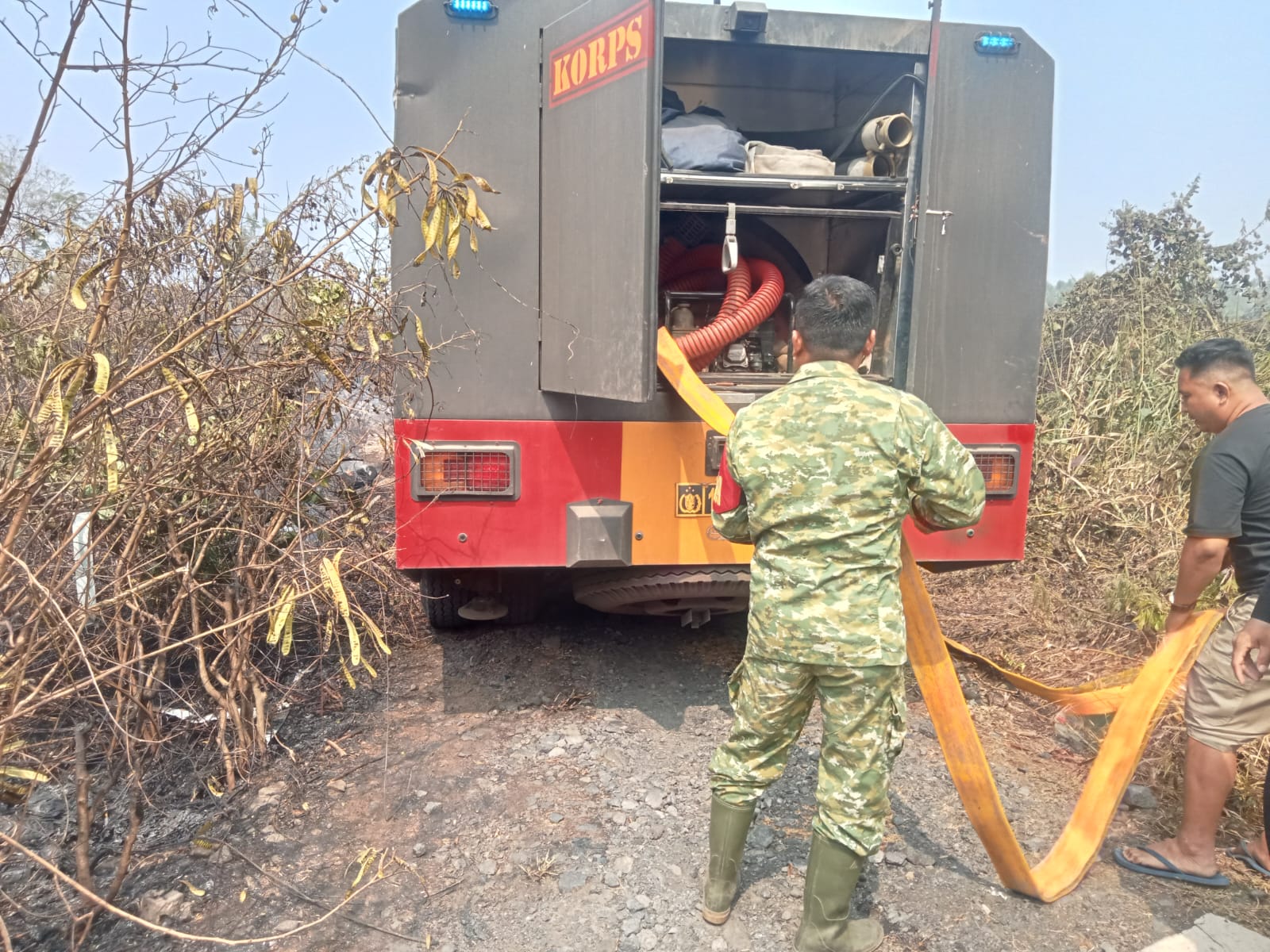 BABINSA BERSAMA WARGA DAN TIM GABUNGAN PADAMKAN KEBAKARAN LAHAN DI DESA KALASEY DUA
