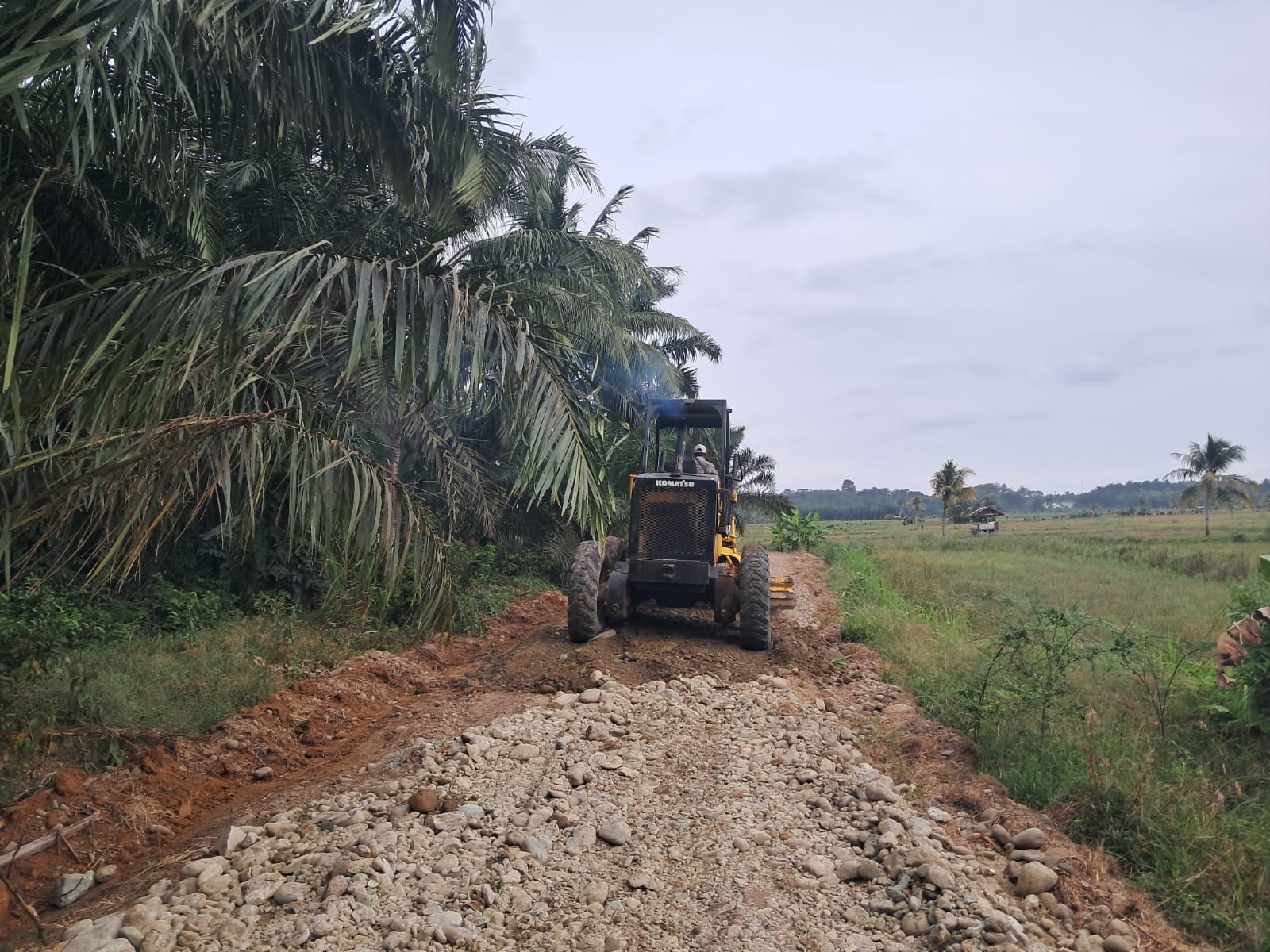 Ketersediaan Material dan Alat Berat Percepat Proyek Jalan TMMD di Bengkulu Ketersediaan Material dan Alat Berat Percepat Proyek Jalan TMMD di Bengkulu