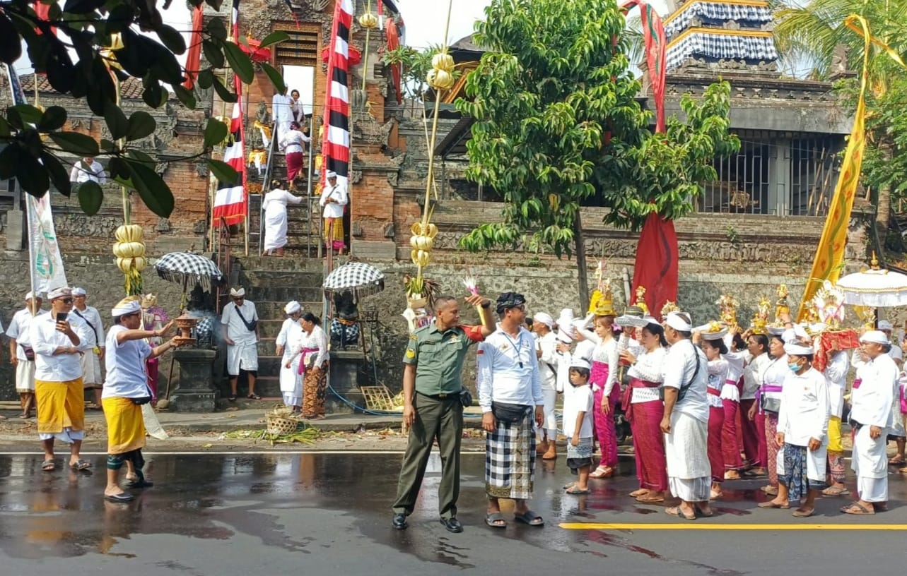 Pengamanan Piodalan Sukses Berkat Kerja Sama Babinsa dan Bhabinkamtibmas