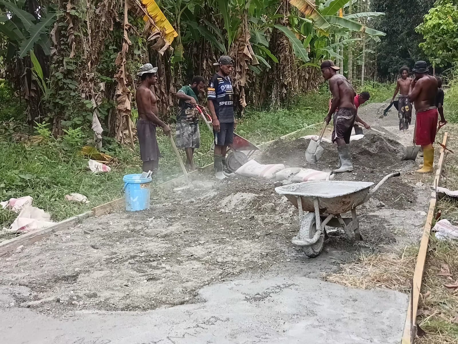 semangat gotong royong warga dan satgas TMMD sukseskan sasaran fisik TMMD ke-130