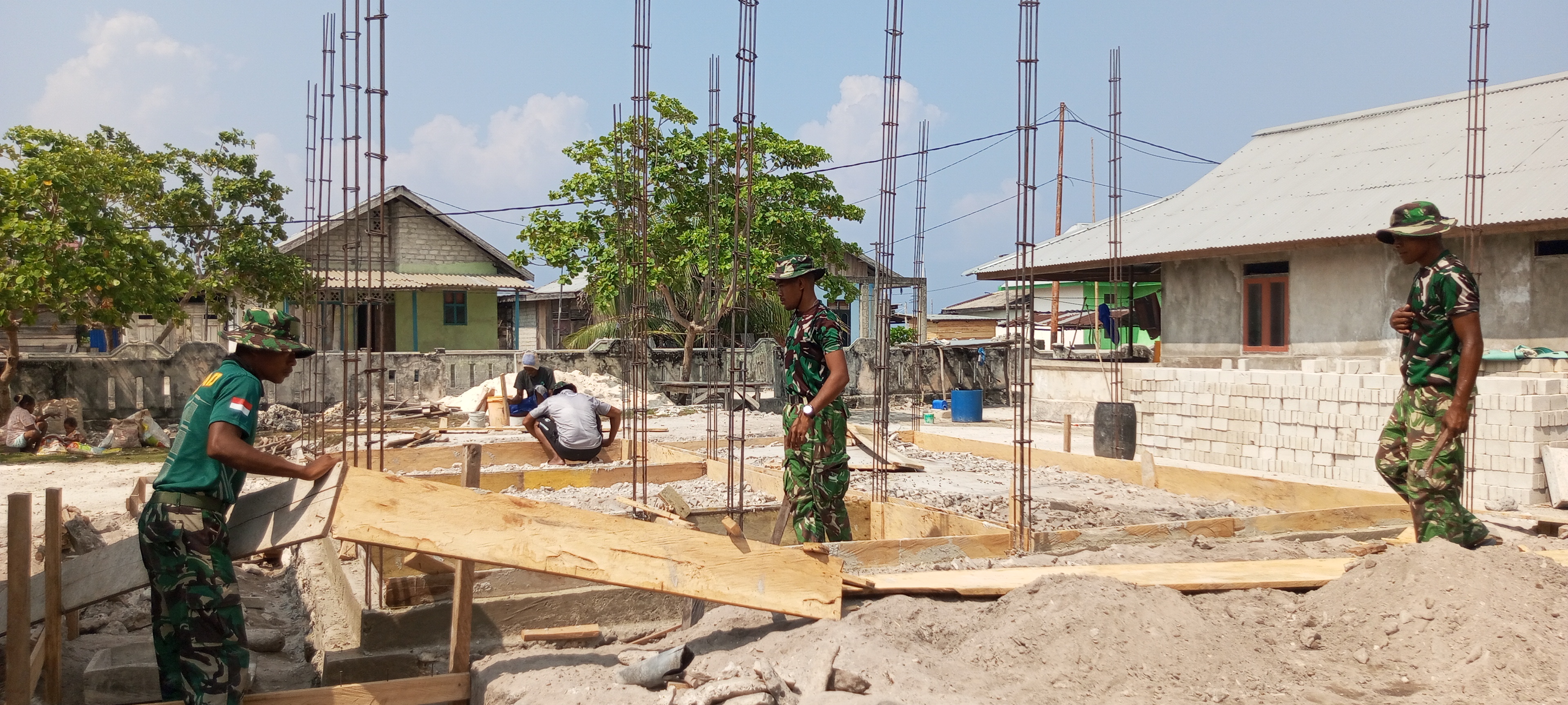 Komitmen TNI dalam Membangun Rumah Layak Huni di Desa Umiyal