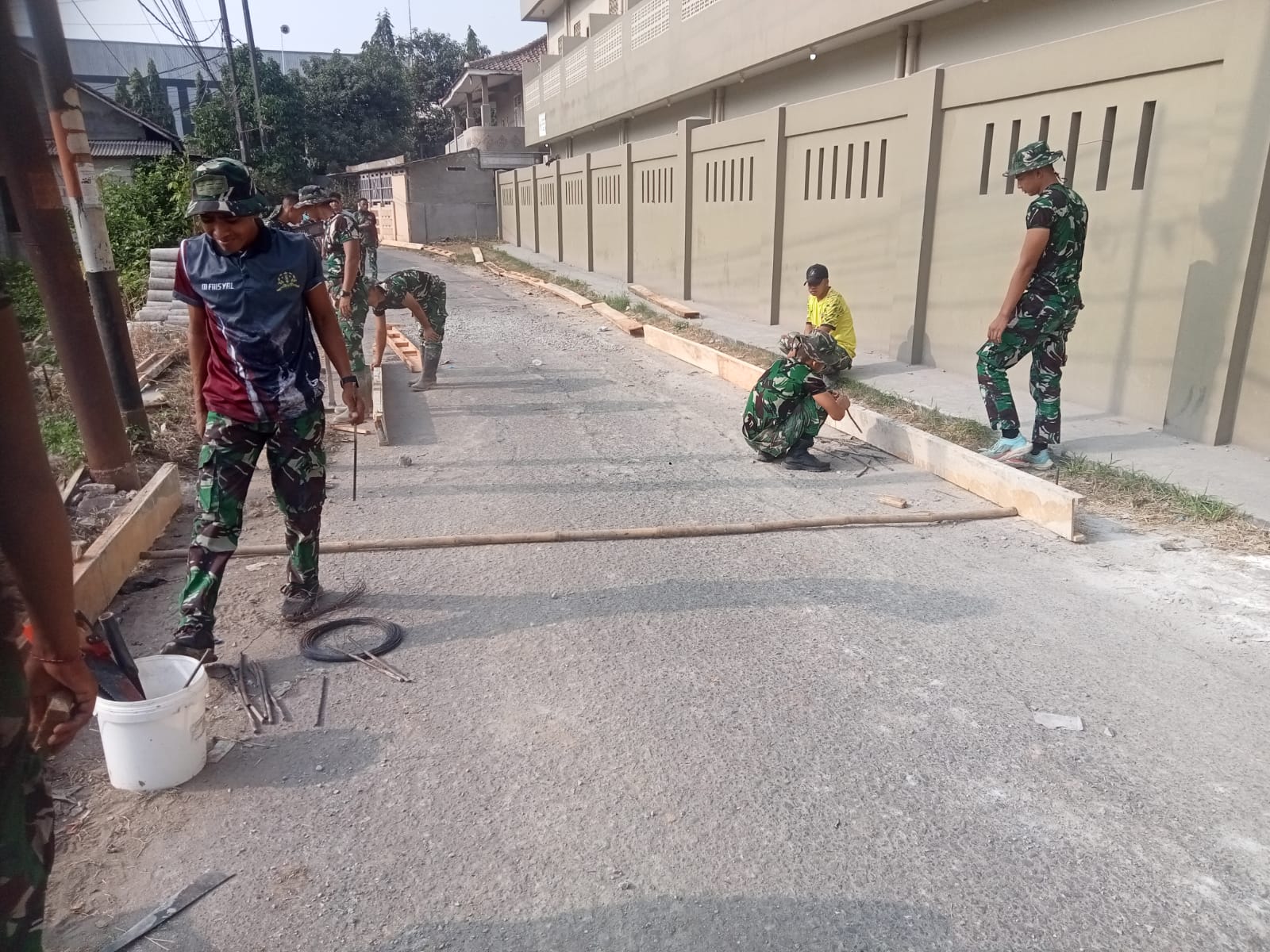 Pembangunan Infrastruktur Jalan di Sumur Bandung Melalui Pemasangan Bekisting TMMD