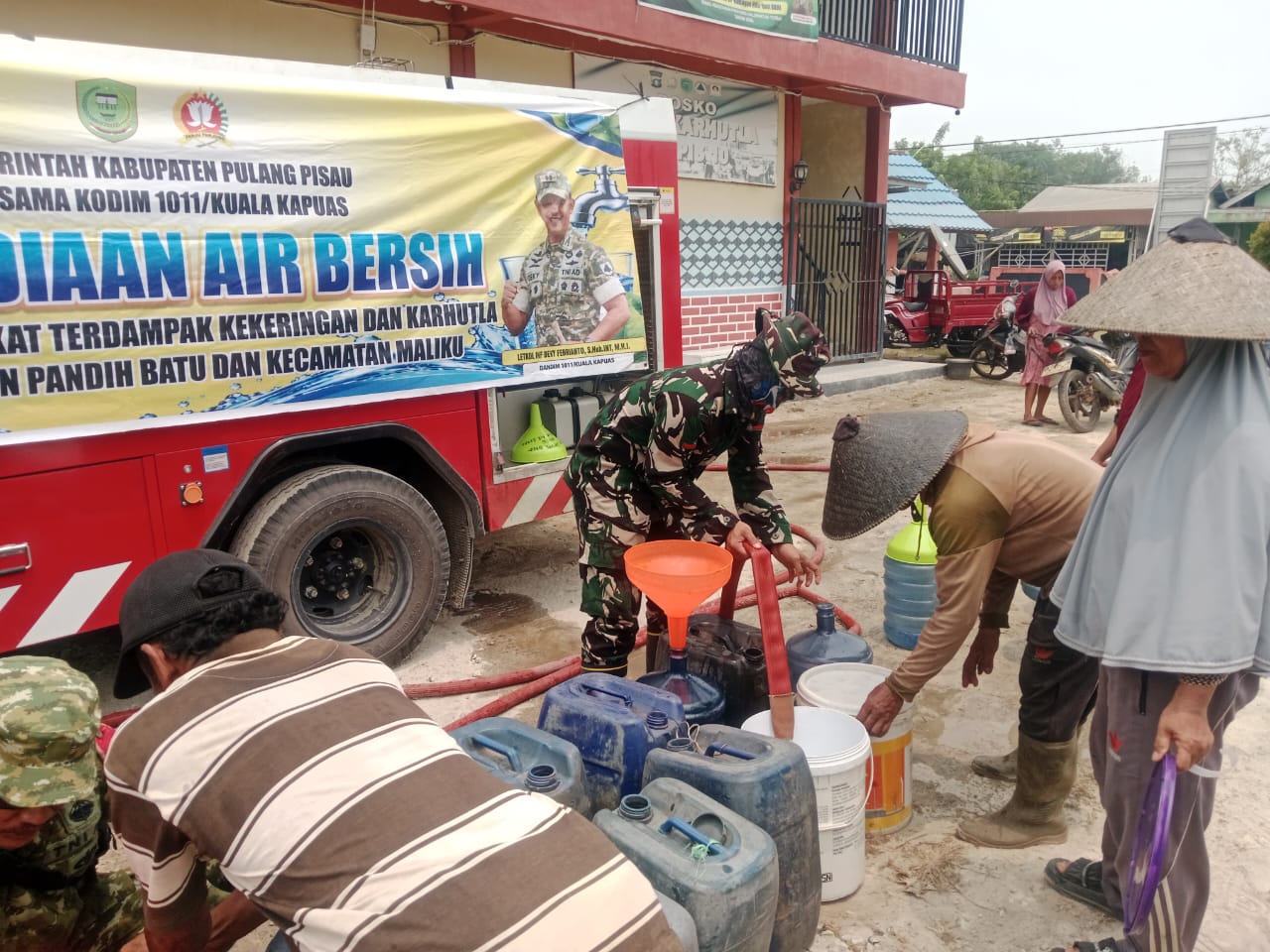 Upaya TNI dalam Pemenuhan Kebutuhan Air Bersih di Desa Gandang Barat Upaya TNI dalam Pemenuhan Kebutuhan Air Bersih di Desa Gandang Barat