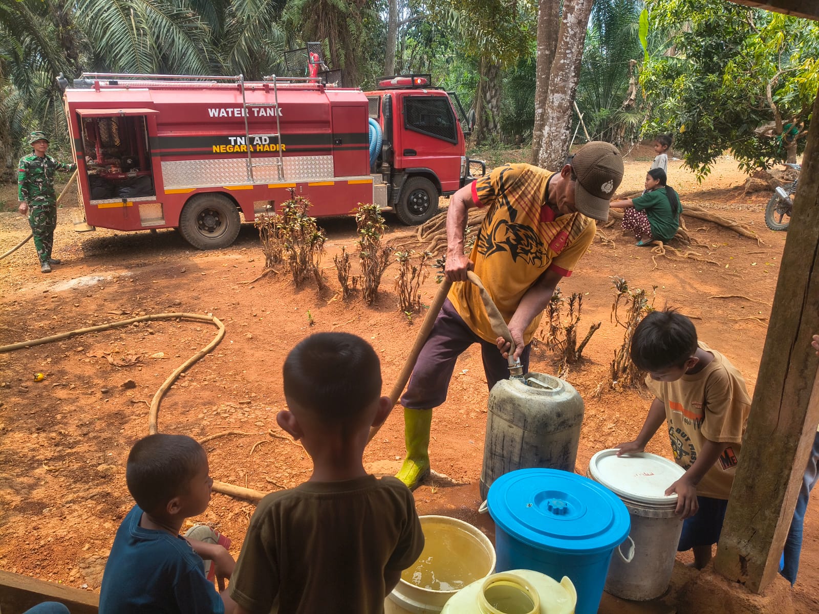 Kepedulian TNI: Satgas TMMD ke-130 Salurkan Air Bersih kepada Warga