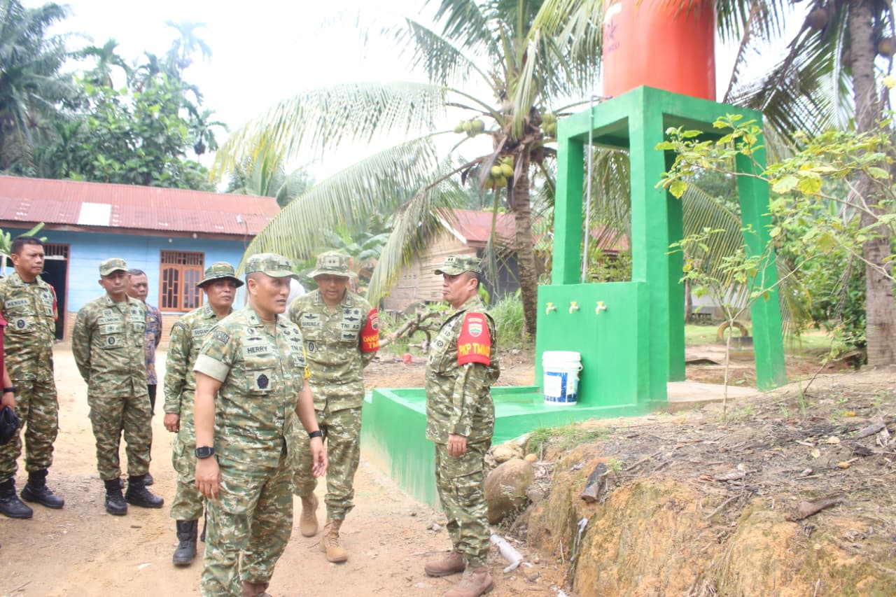 Renovasi Rumah Tukirin Tampilkan Kepedulian TNI dalam Program TMMD Renovasi Rumah Tukirin Tampilkan Kepedulian TNI dalam Program TMMD