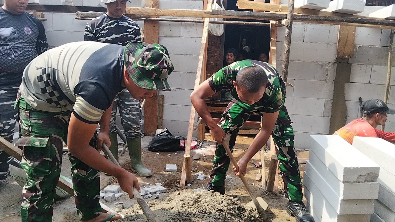 Warga Desa Citorek Barat Ikut Serta Membangun Fondasi Rumah Ibu Rumdayah