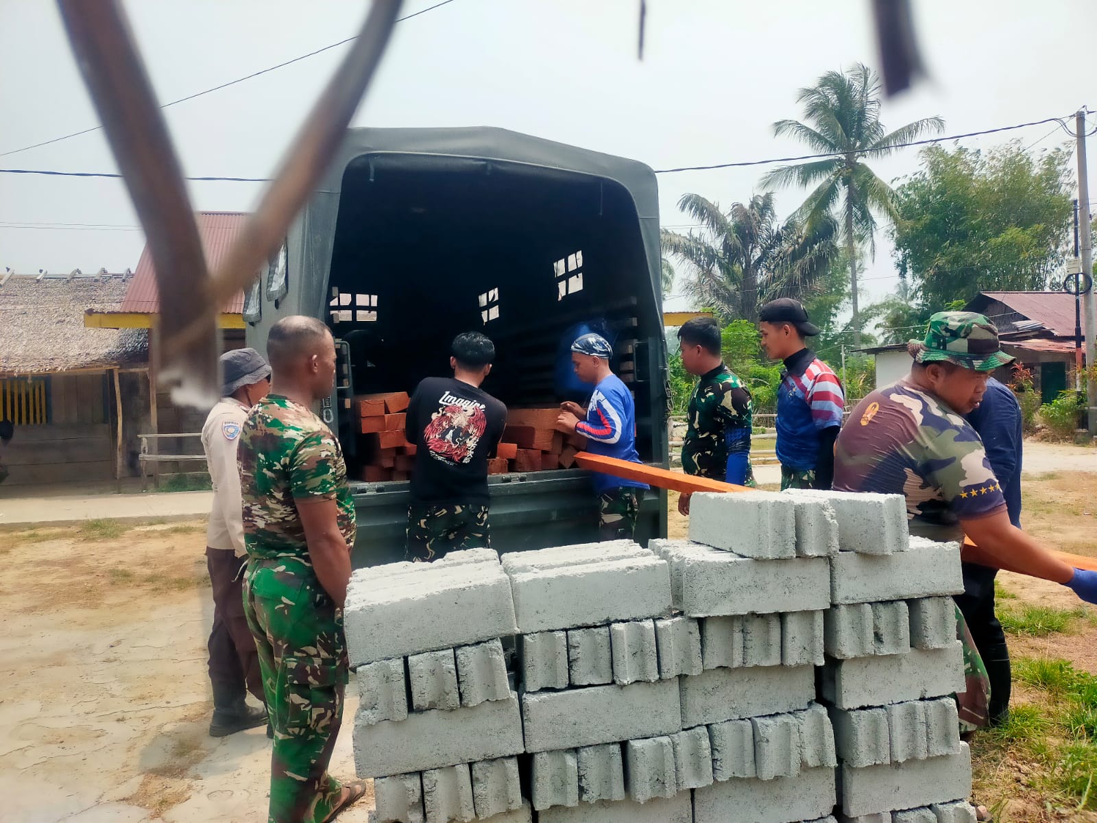 Kayu untuk Renovasi Rumah Yafet Dikirim di Desa Mayakeli Poso