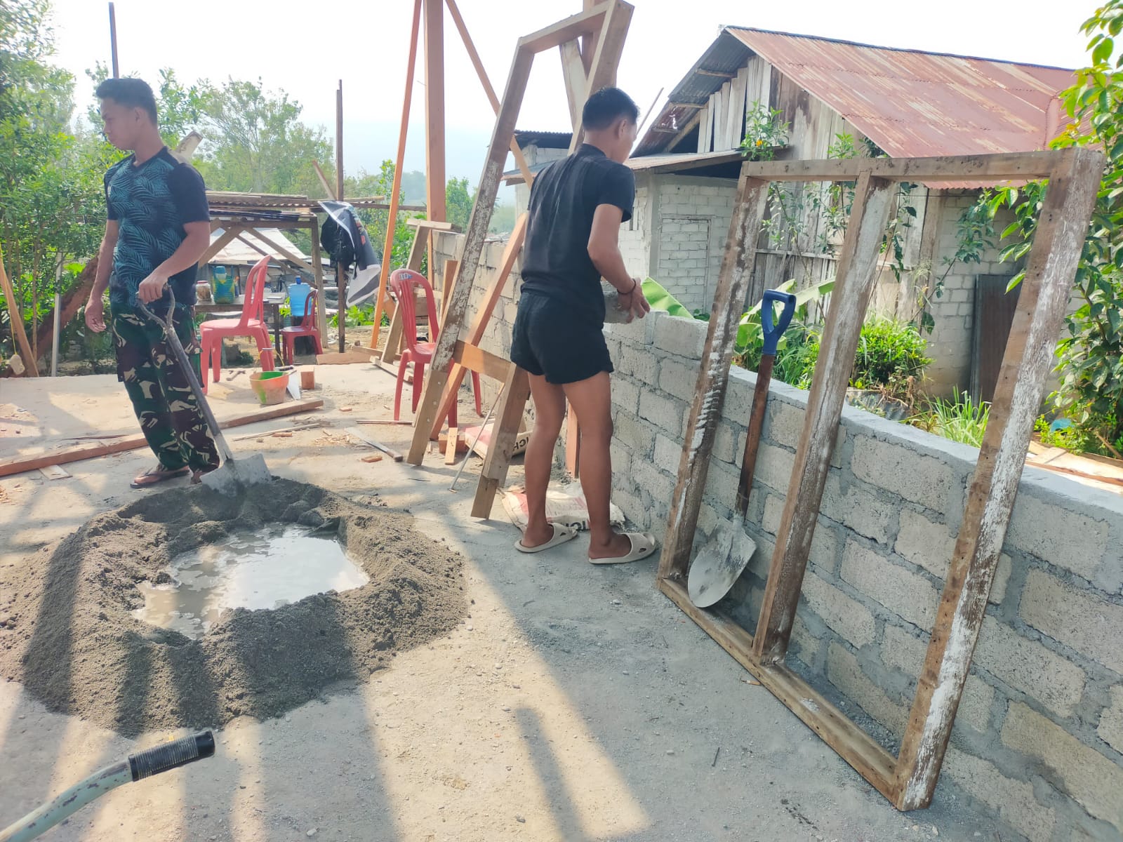 TNI Percepat Pembangunan Rumah Bapak Jenifer di Pamona untuk Kesejahteraan Masyarakat