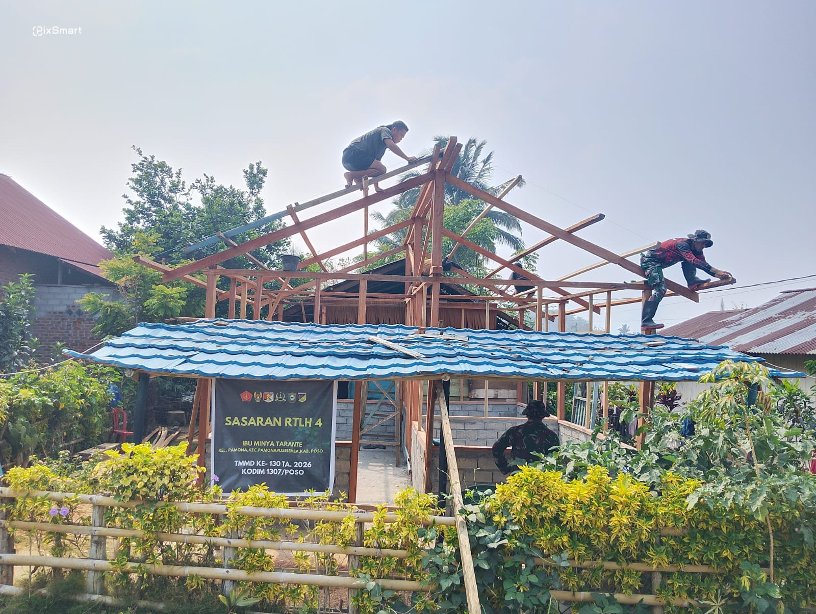 Pemuda Satgas TMMD wujudkan atap rumah layak huni dengan ketelitian tinggi