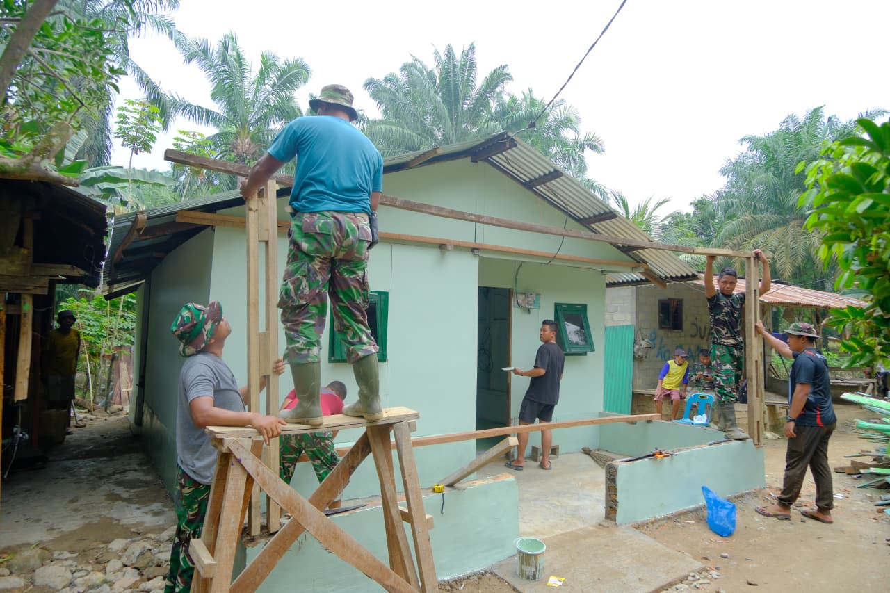 Upaya Satgas TMMD Mengubah Rumah Tukirin Menjadi Wadah Layak Huni Upaya Satgas TMMD Mengubah Rumah Tukirin Menjadi Wadah Layak Huni