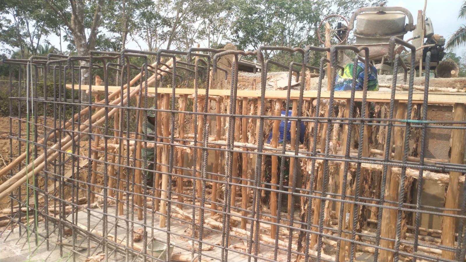Kemajuan Pembangunan Jembatan di Desa Karang Rejo Melalui TMMD ke-130