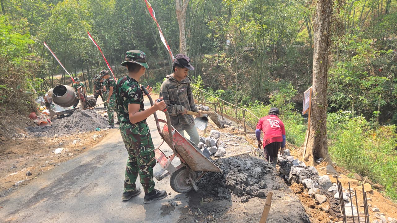 Dedikasi TNI dalam Proyek Pembangunan Dinding Penahan di Desa Taji