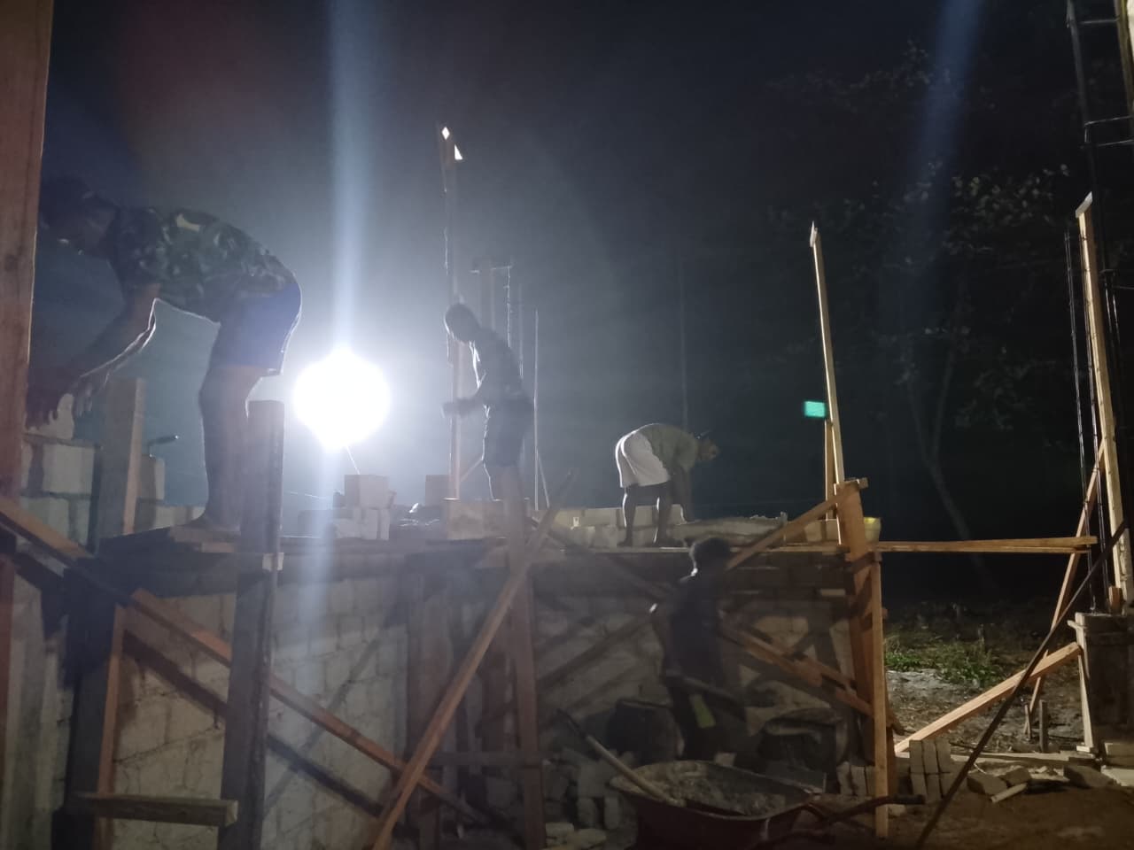 Tak Kenal Waktu, Satgas TMMD ke-130 Kodim 1512/Weda Tetap Berjibaku Bangun Sasaran hingga Malam