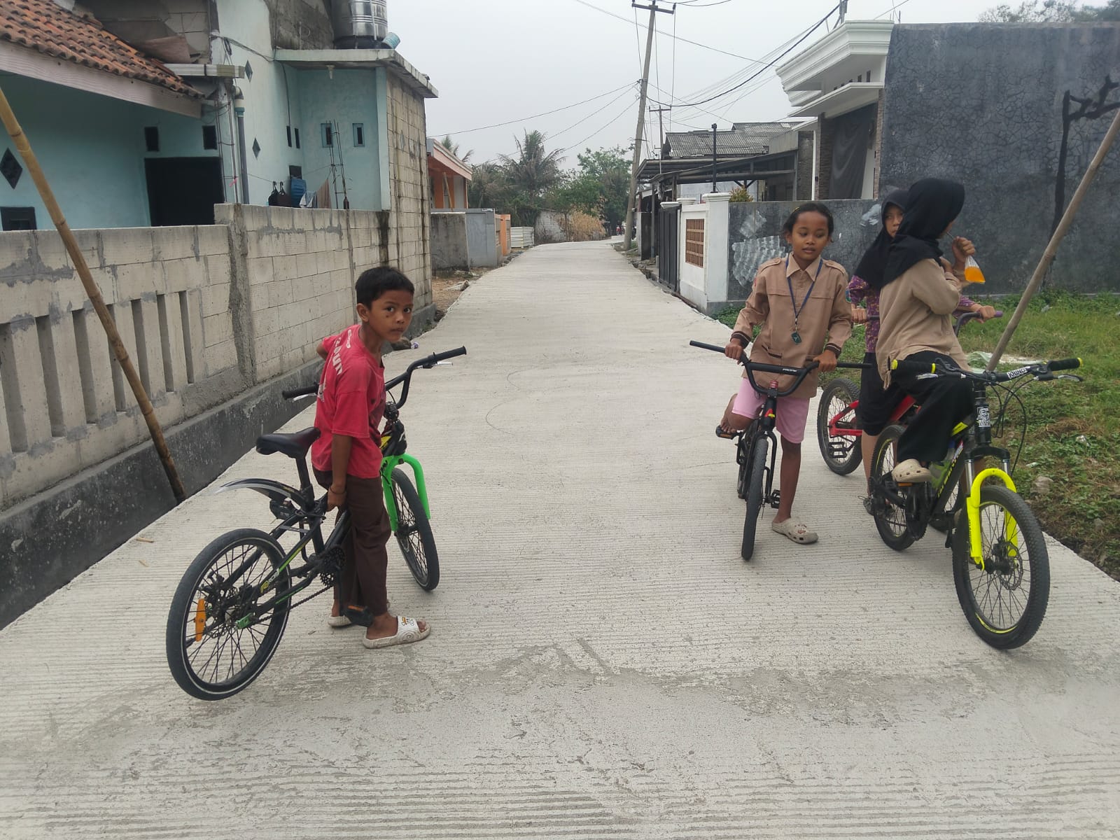 Anak-Anak Sumur Bandung Nikmati Jalan Baru yang Mewah dan Aman Anak-Anak Sumur Bandung Nikmati Jalan Baru yang Mewah dan Aman