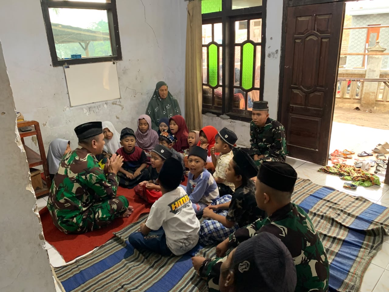 Keceriaan Sore di Desa Taji: Saat Prajurit TNI Mengajar Ngaji Anak-Anak Dusun Krajan