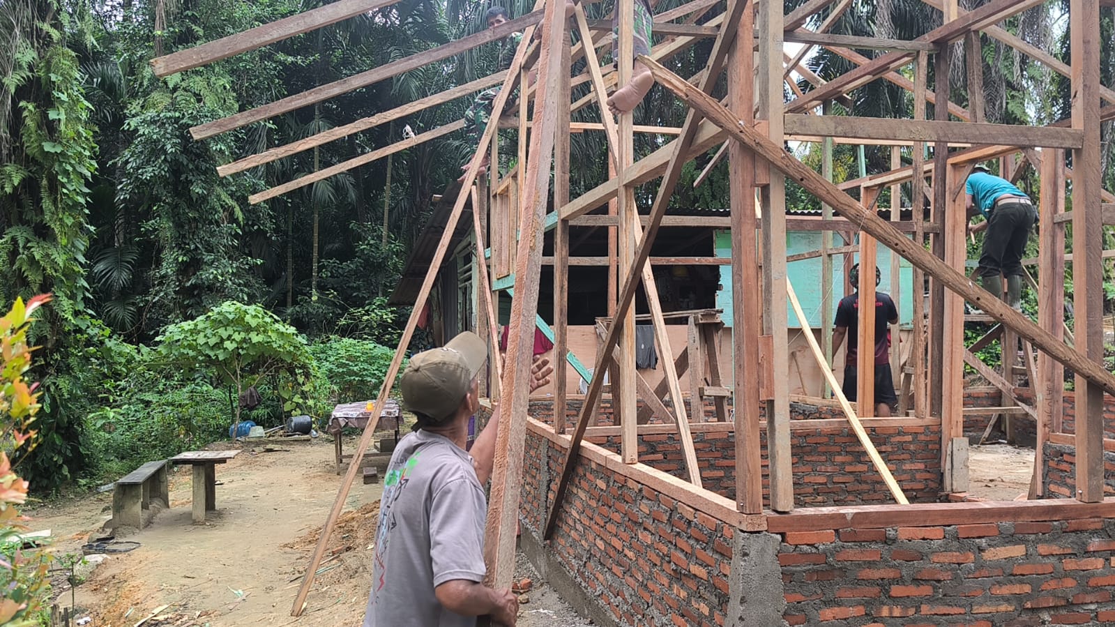 TMMD ke-130: Pembangunan Rumah dan Semangat Kebersamaan di Labuhanbatu