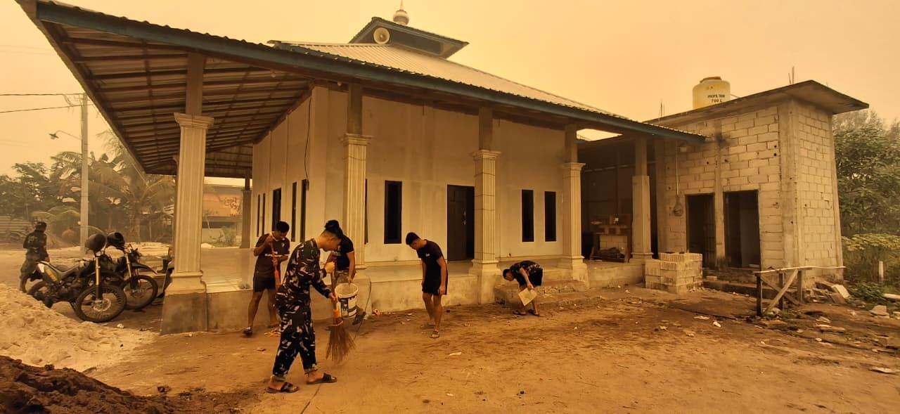 Sinergi TNI dan Masyarakat, Satgas TMMD Bersihkan Tempat Ibadah di Palangka Raya