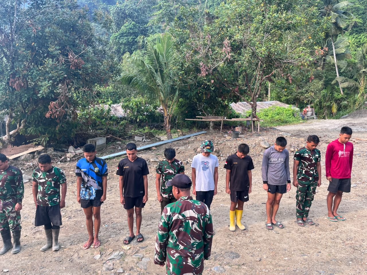 Kolaborasi Satgas TMMD ke-130 bersama masyarakat dimulai dengan apel dan doa