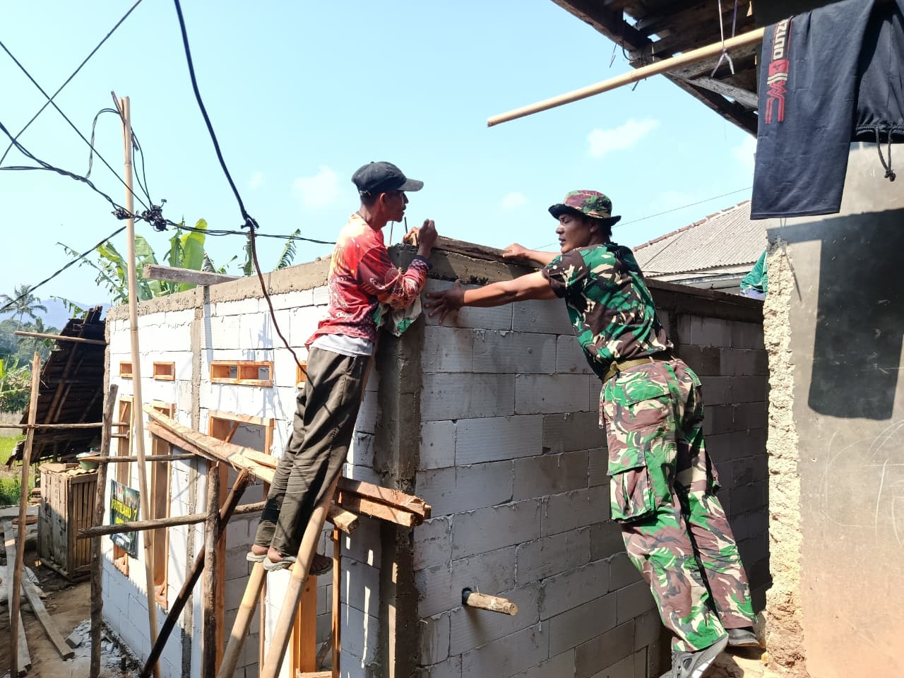 Kolaborasi TNI dan Komunitas dalam Proyek Renovasi Rumah Bapak Apin