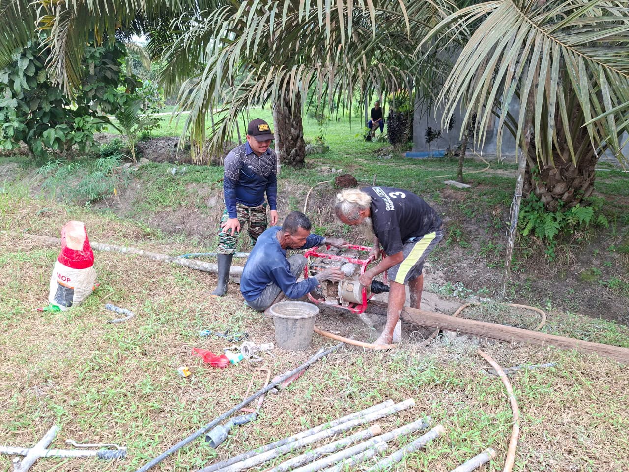 Inisiatif Pembangunan Sumur Bor oleh TMMD Ke-130 untuk Warga Landak Inisiatif Pembangunan Sumur Bor oleh TMMD Ke-130 untuk Warga Landak