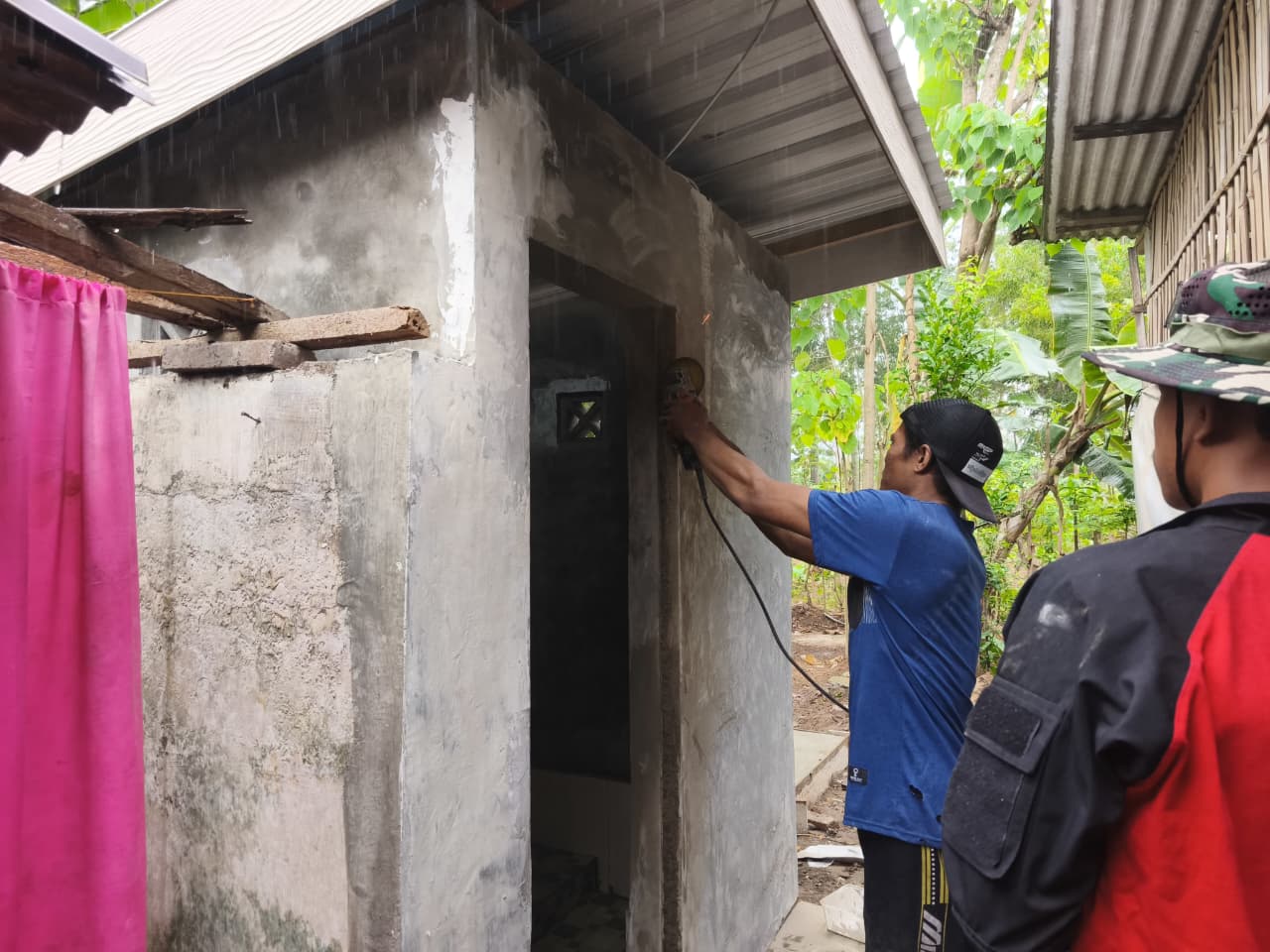 Jamban Pak Suparlan Ditingkatkan: Sentuhan Akhir Satgas TMMD untuk Kenyamanan Keluarga