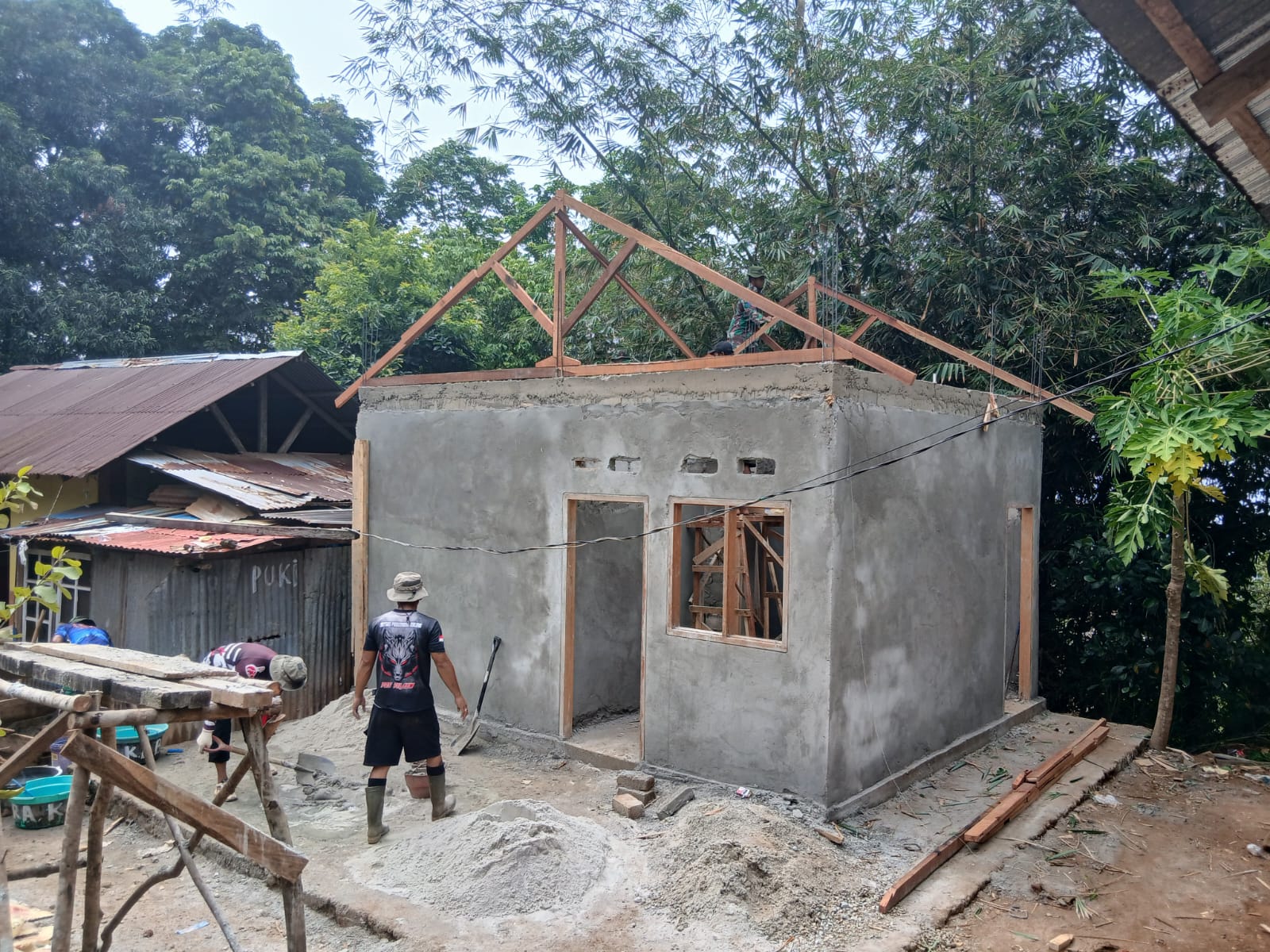 Proses Pembangunan Rumah Layak Berly Kalahatu Digenjot Tim TMMD Ambon