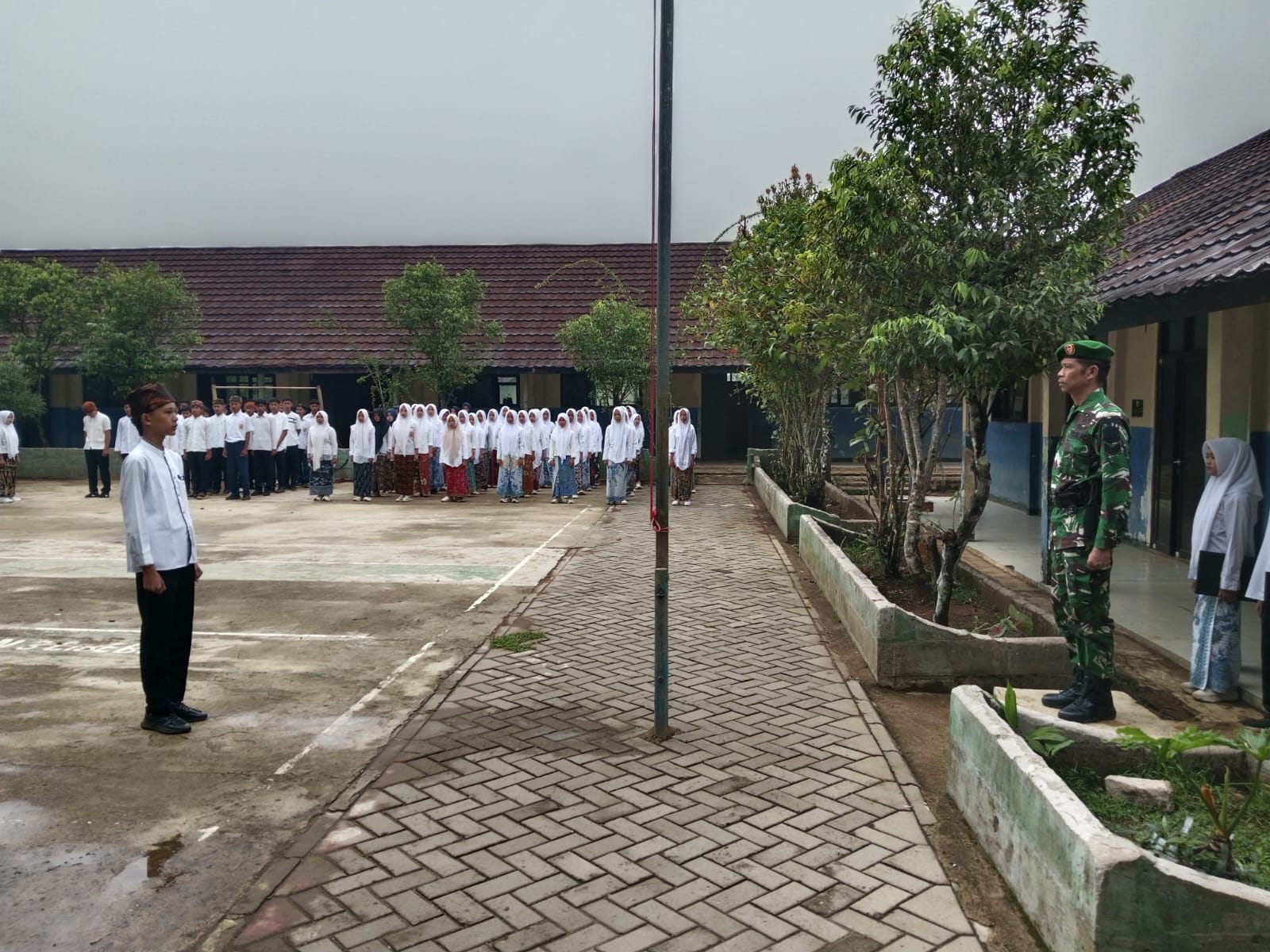 Sibuk Jalankan TMMD ke-130, Serka Abdul Muis Tetap menjadi Irup dalam Upacara Hari Sumpah Pemuda di SMP Negeri 3 Citorek