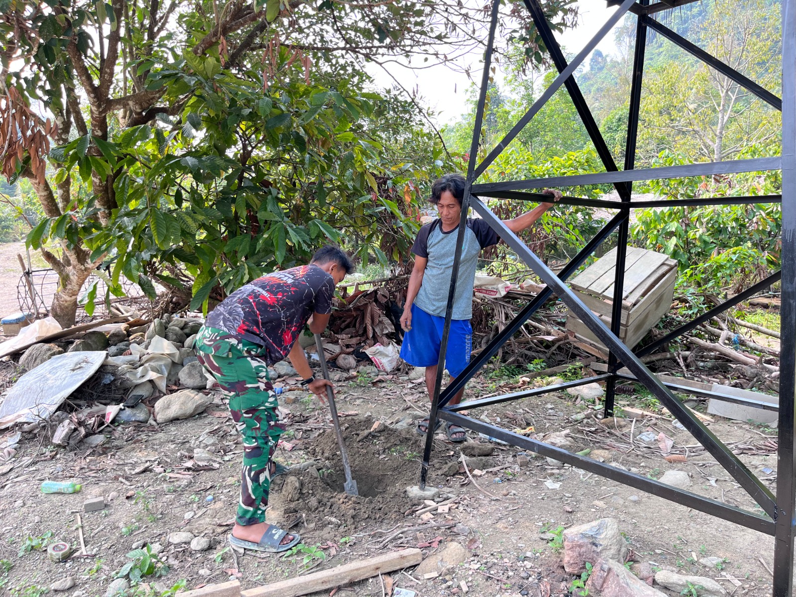 Selama Ini Ambil Air dari Sungai, Pak Jumarin Kini Dibangunkan Tower Tandon oleh Satgas TMMD