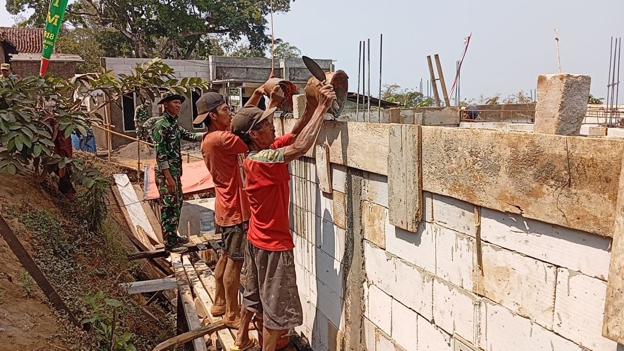Satgas TMMD ke-130 Ajak Warga Bersinergi dalam Pembangunan Rumah Bapak Nanang