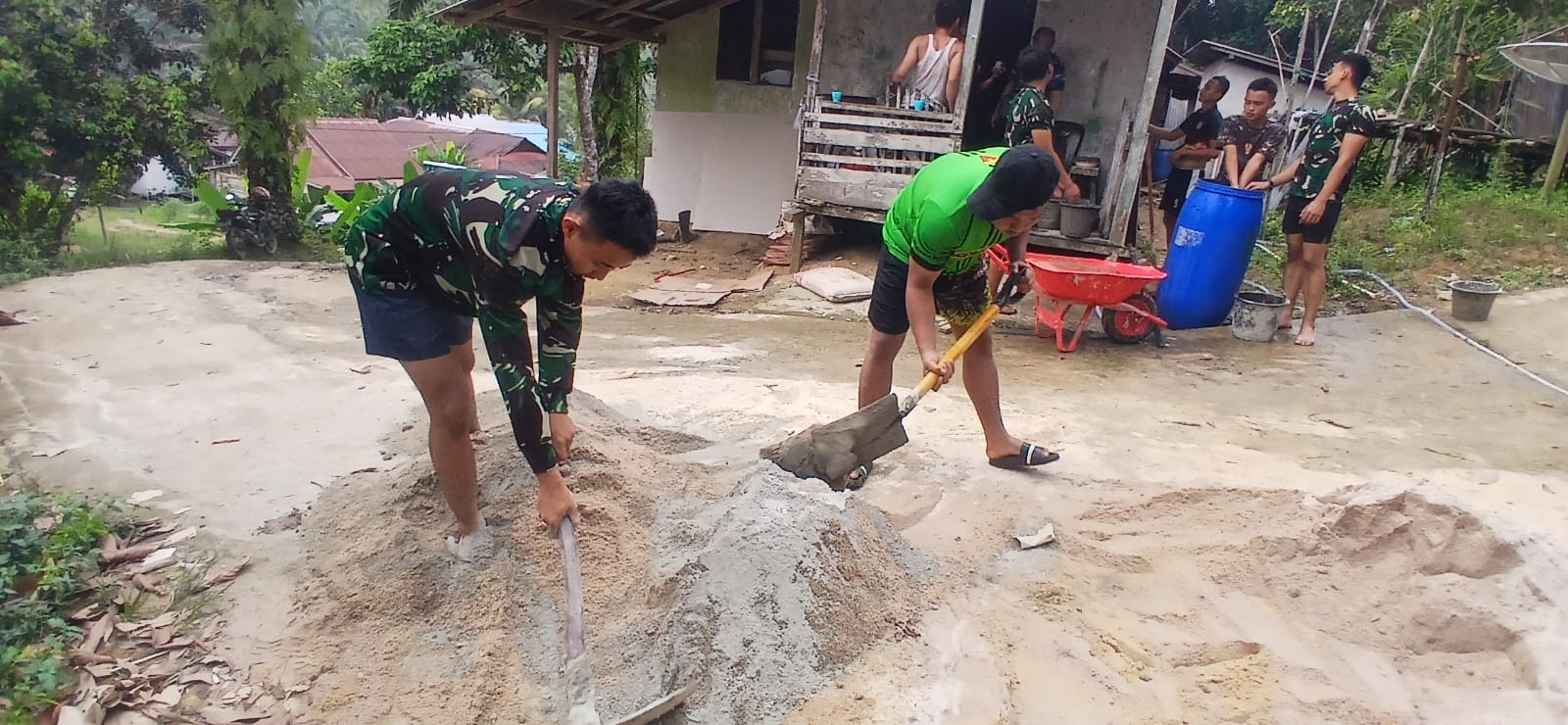 Prajurit TNI Bergotong Royong Pemasangan Keramik Rumah Sabinus Hero di Landak