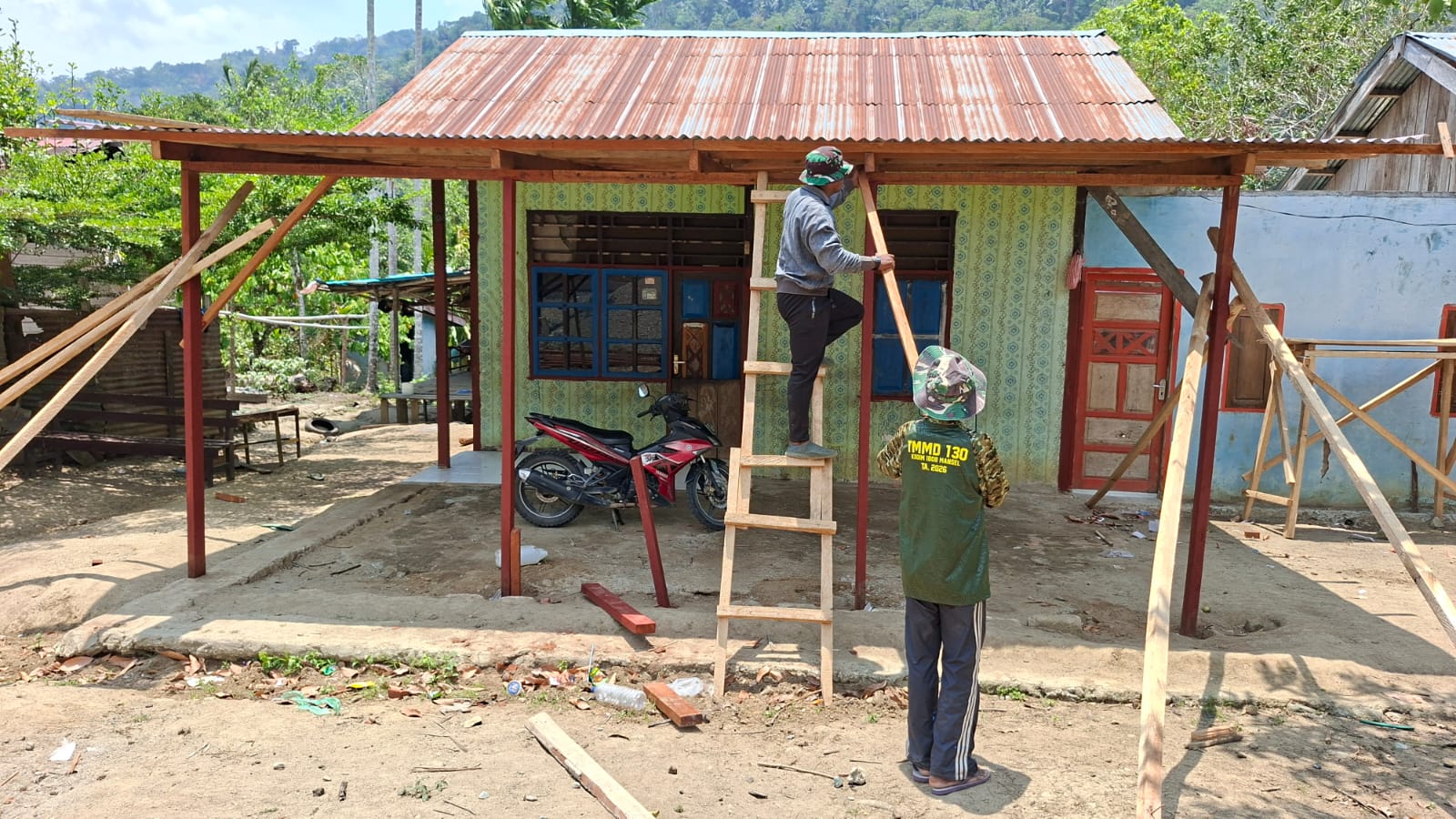 Progress Pembanguan Rumah di Yamboi Gunung oleh Satgas TMMD ke-130 Progress Pembanguan Rumah di Yamboi Gunung oleh Satgas TMMD ke-130