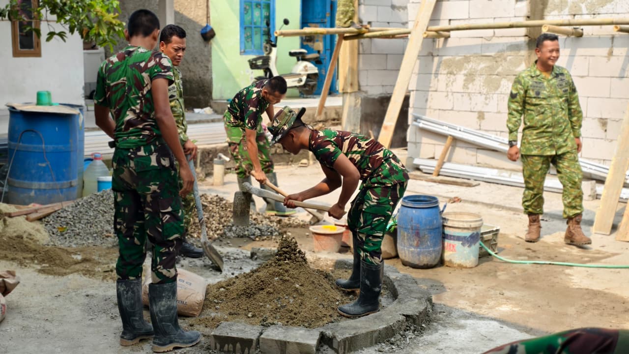 Sinergi TNI dan Masyarakat dalam Meningkatkan Kualitas Rumah Ibu Suketi
