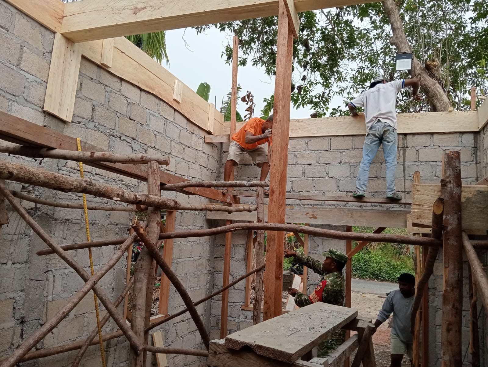 Pembangunan RTLH TMMD ke-130 Kodim 1512/Weda Berlanjut di Desa Kacepi