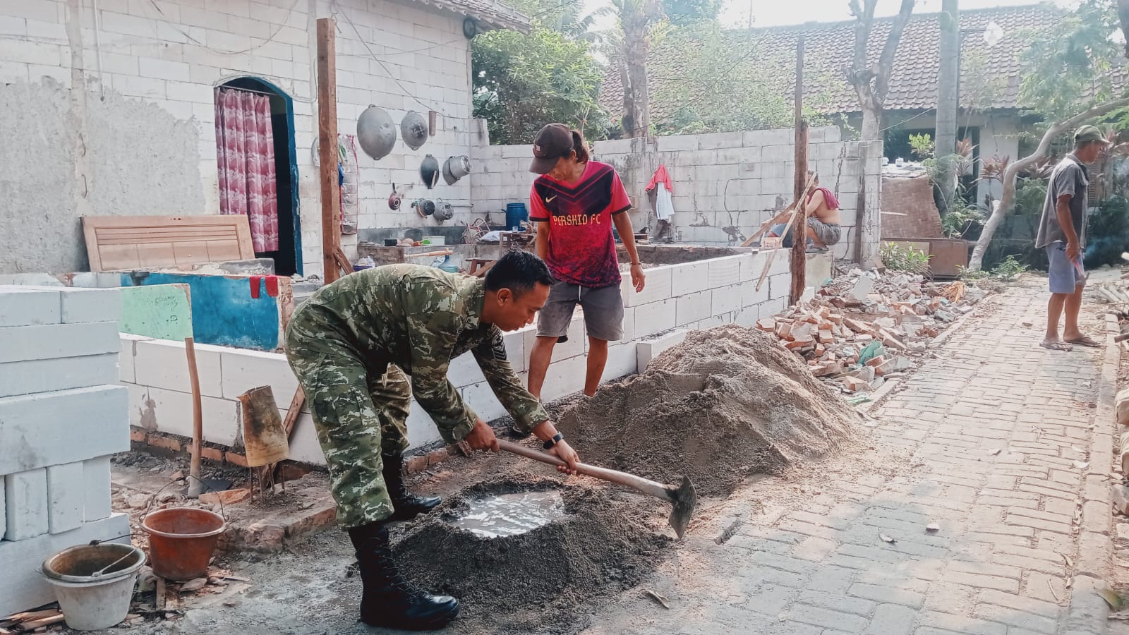 Prajurit TNI Manunggal Membangun Rumah Layak Huni untuk Masyarakat Tangerang