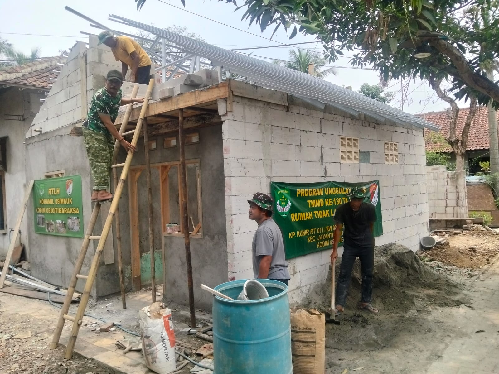 TNI Tunjukkan Kepedulian dengan Renovasi Rumah untuk Keluarga Nasir di Jayanti