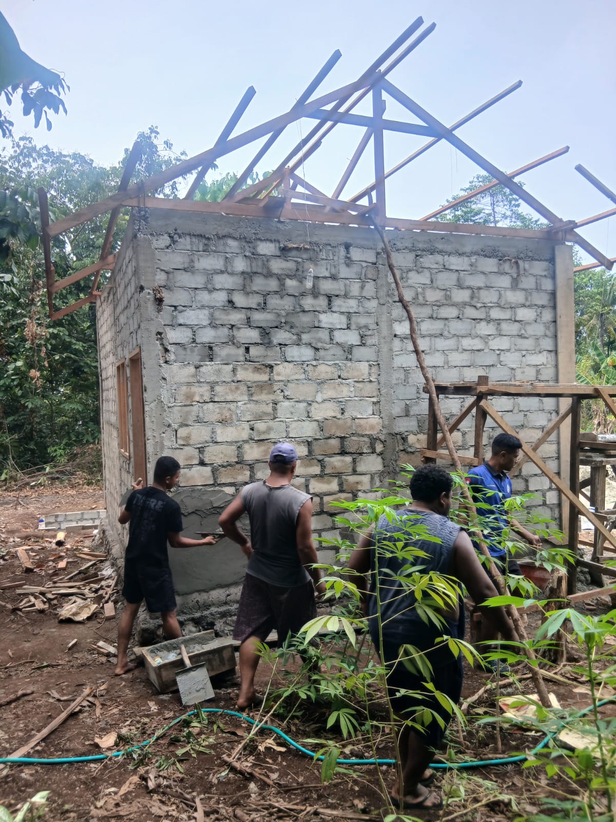 Kebersamaan Satgas TMMD Kodim 1504/Ambon Percepat Renovasi RTLH di Ambon