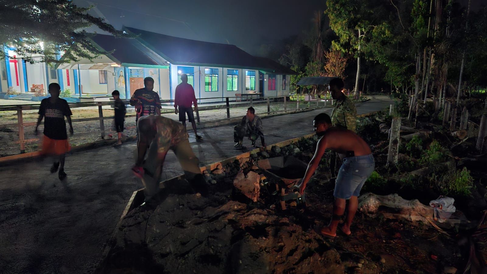 Warga Yamboi dan TNI Bekerja Keras Buat Akses Jalan di Tengah Malam