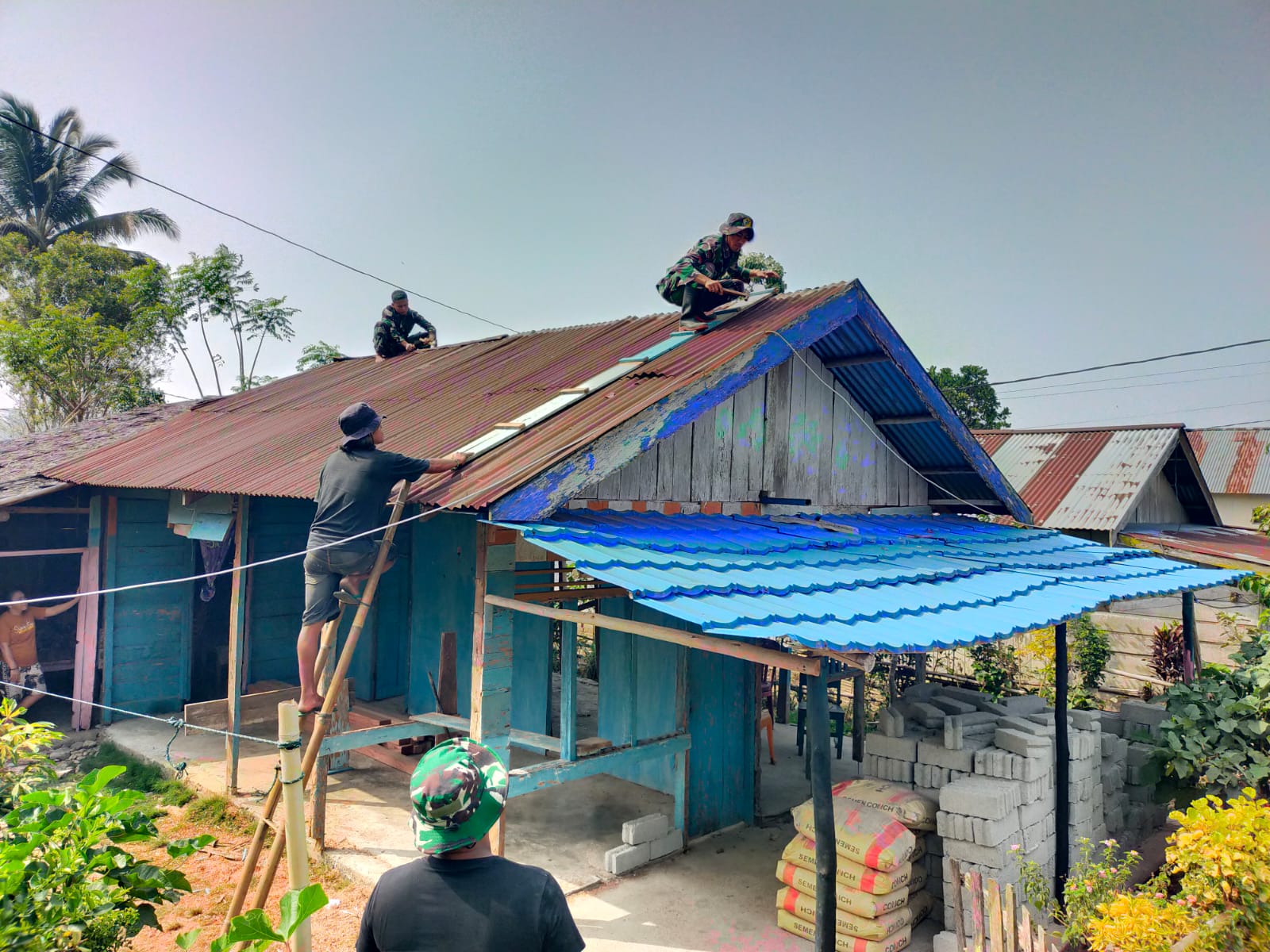 Bekerja di Bawah Terik, Satgas TMMD Ke-130 Kodim 1307/Poso Lanjutkan Renovasi Rumah Ibu Minya