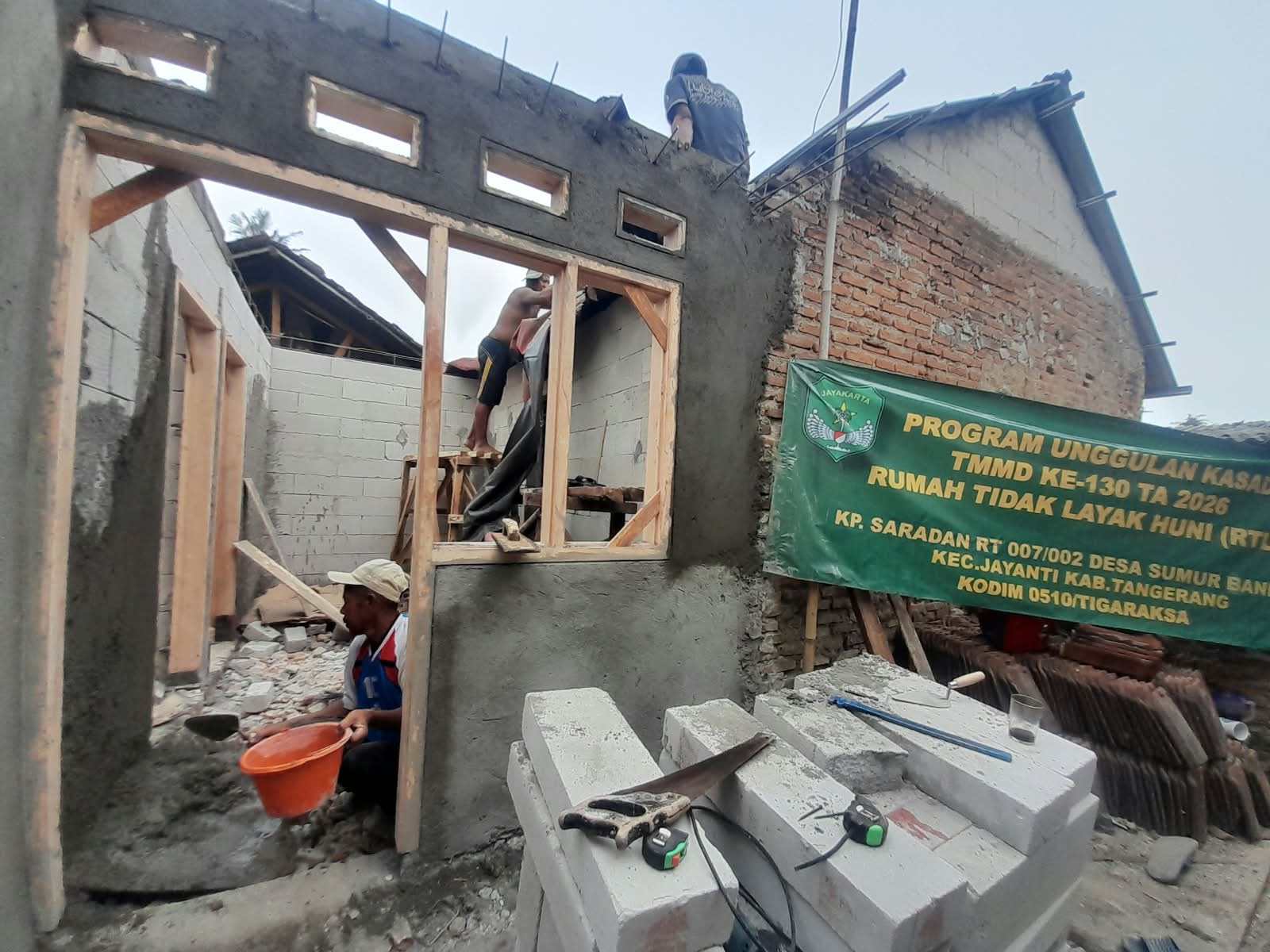 Keterlibatan Komunitas Perkuat Proyek Renovasi Rumah Ibu Nayah di Tigaraksa