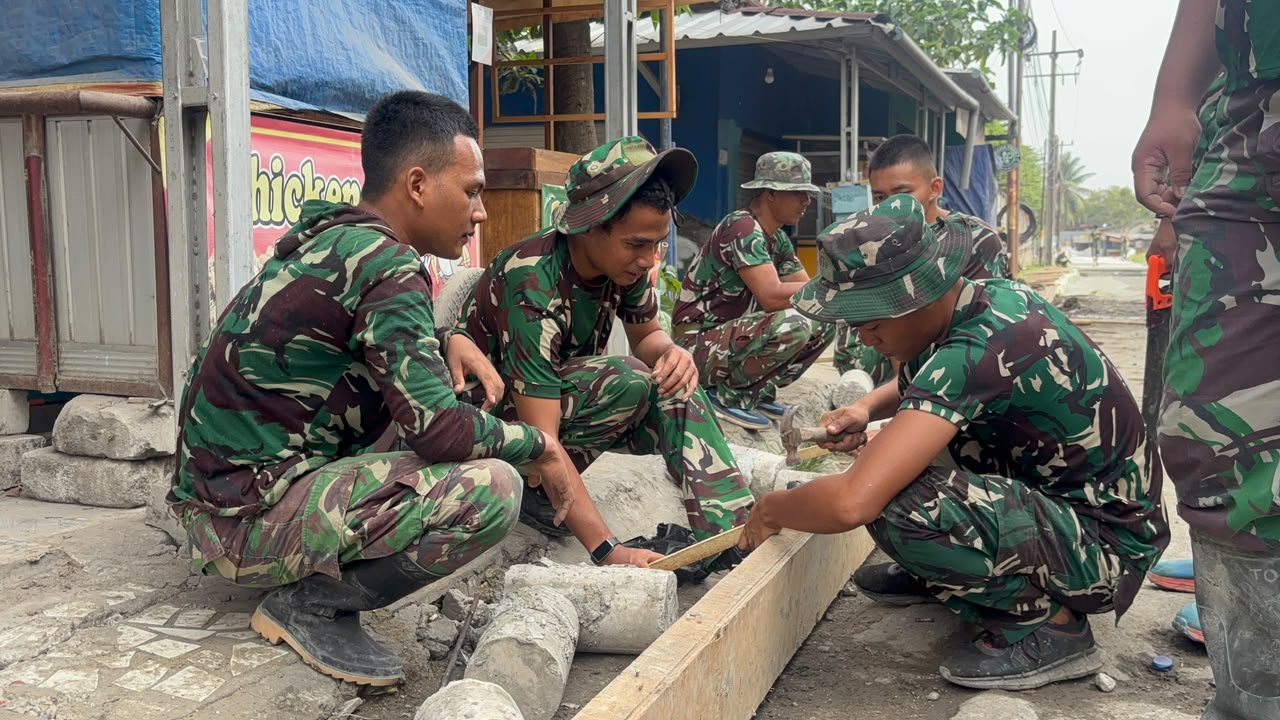 Pemasangan Bekisting Jalan TMMD ke-130: Warga dan Satgas Bersinergi di Tigaraksa