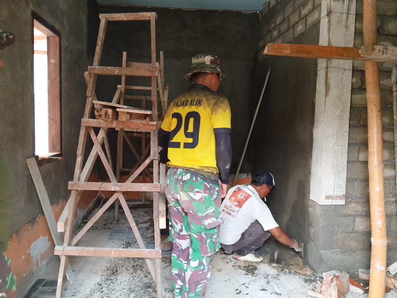 Program TMMD ke-130 Kodim Tulungagung Teruskan Pembangunan Rumah Bapak Atim