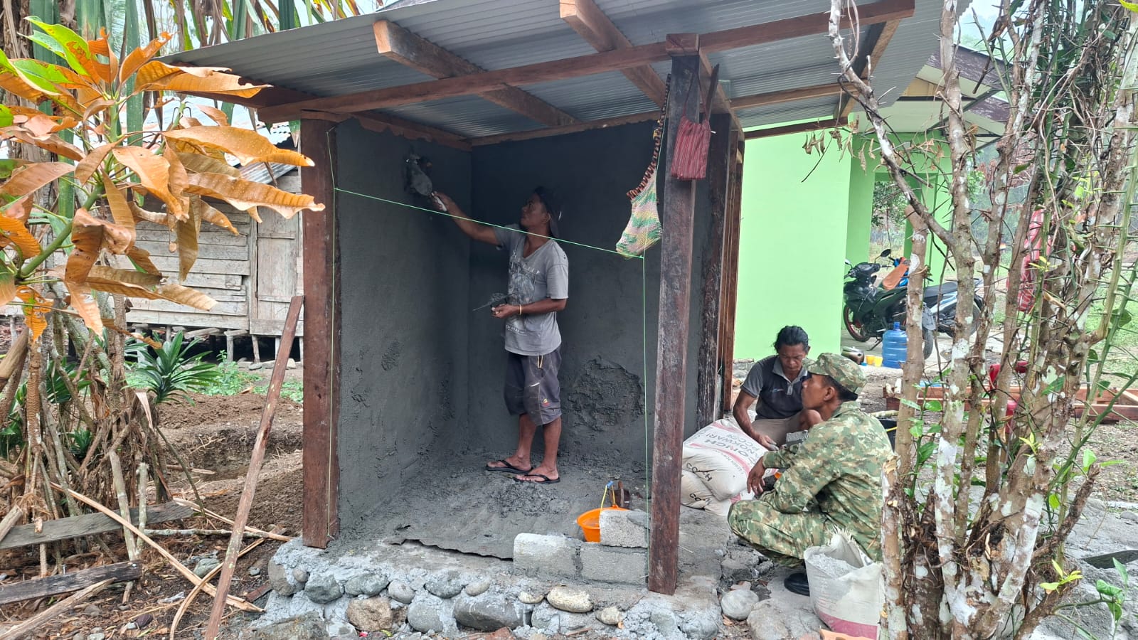 Wadansatgas TMMD ke-130 Tinjau Progres Pembangunan MCK di Yamboi