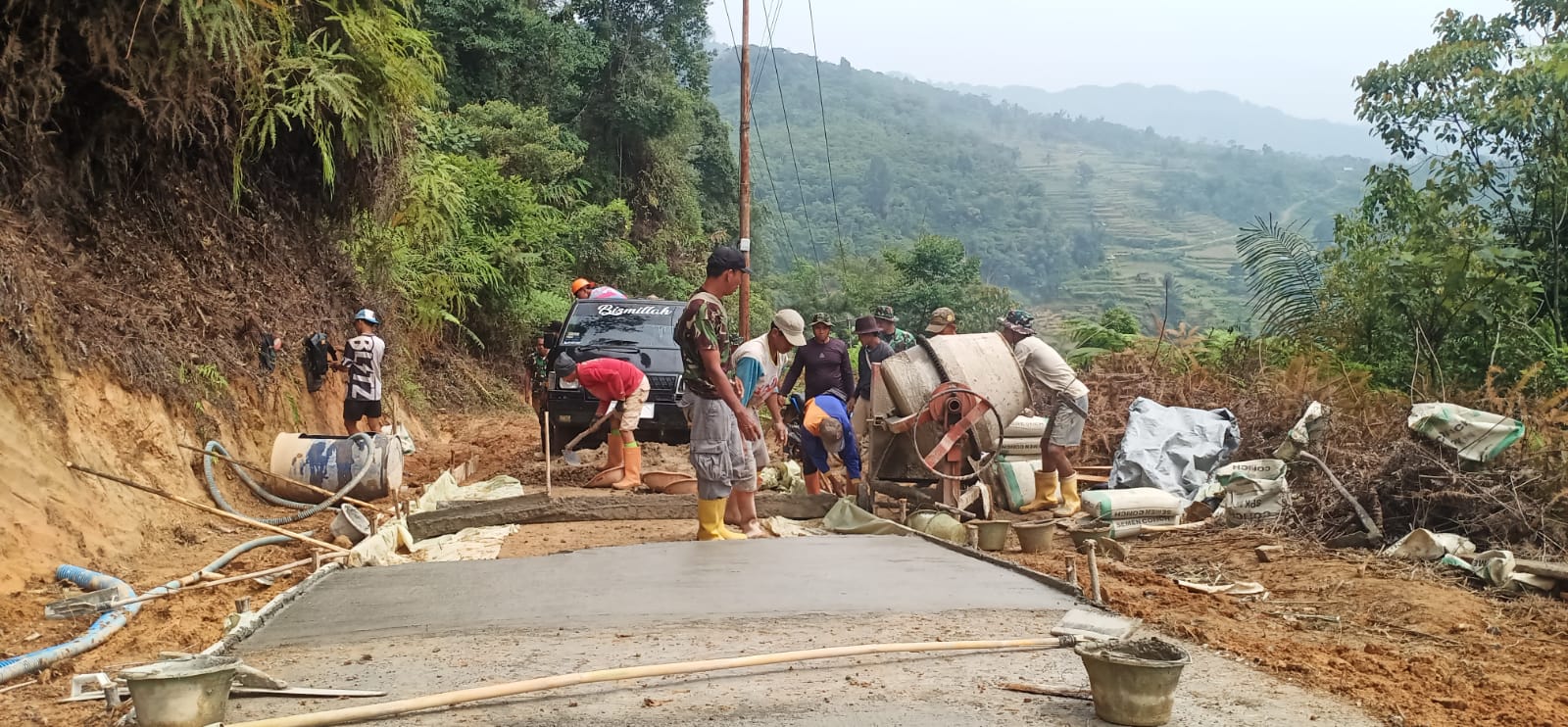 Sinergi TNI dan Masyarakat Dalam Pembangunan Jalan TMMD
