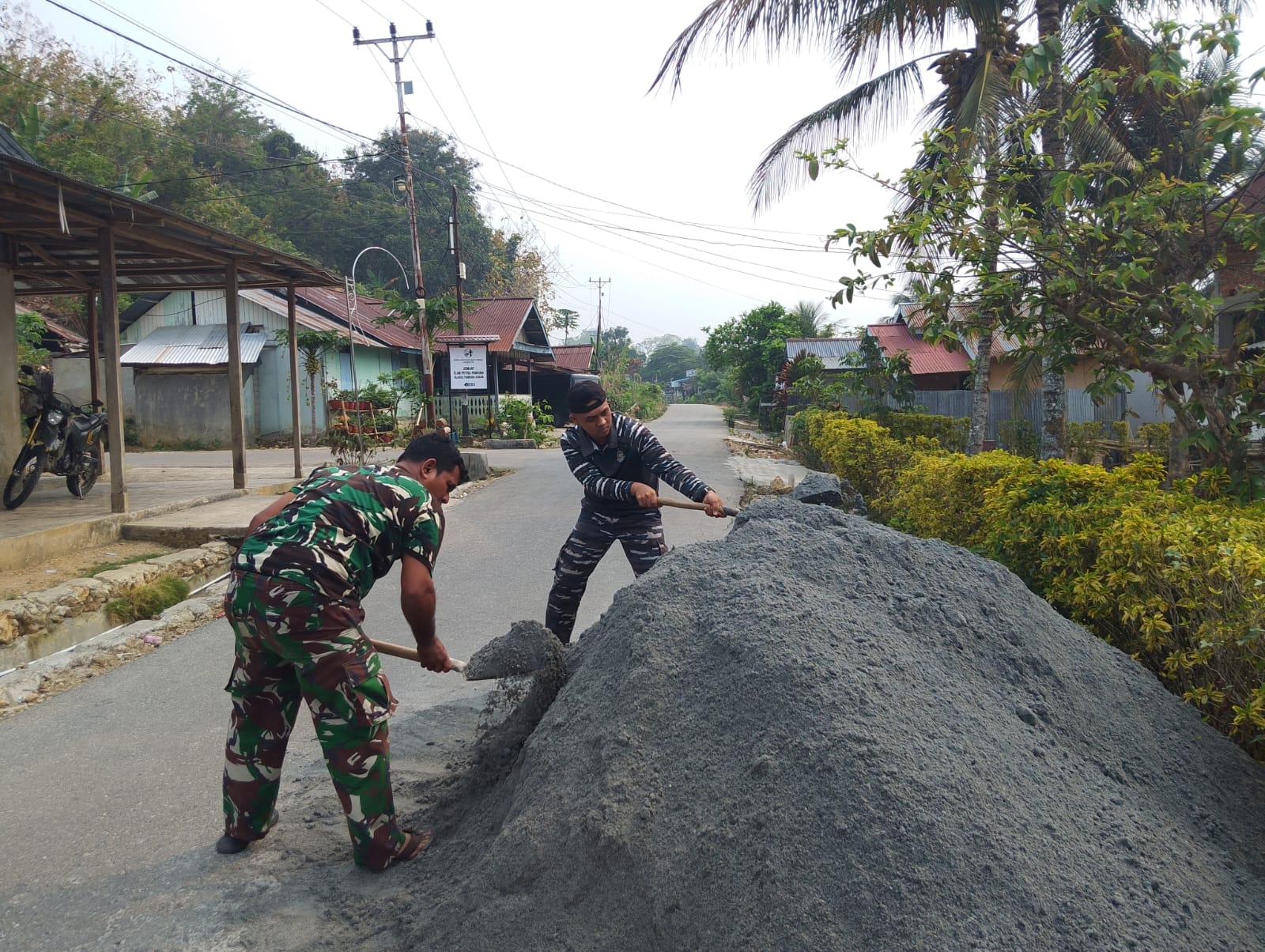 Satgas TMMD Kirim Pasir Untuk Perbaikan Rumah Ibu Minya di Poso